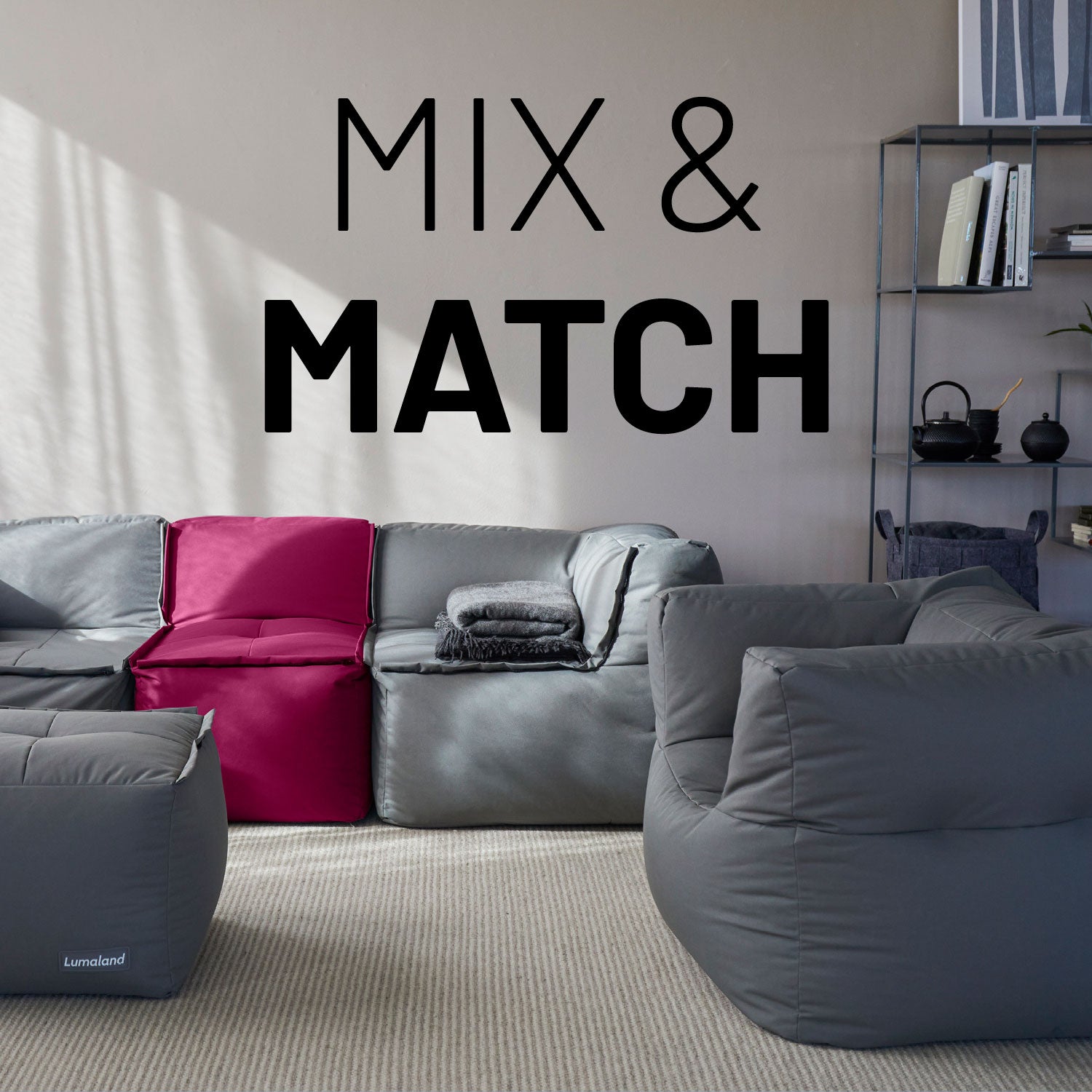 Weinrote und graue Sitzmöbel im Wohnzimmer mit Mix-&-Fix-Reißverschlusses kombinierbar nach Farbe, Größe oder Form.