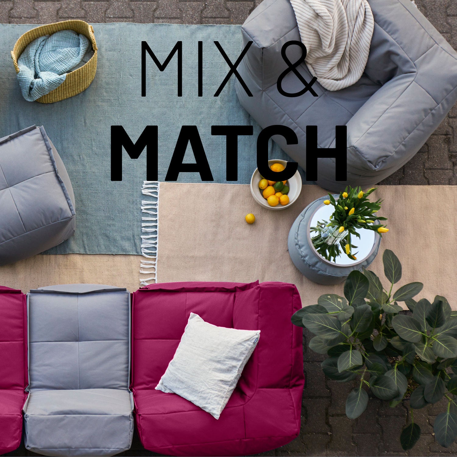 Weinrote und graue Sitzmöbel im Wohnzimmer mit Mix-&-Fix-Reißverschlusses kombinierbar nach Farbe, Größe oder Form.