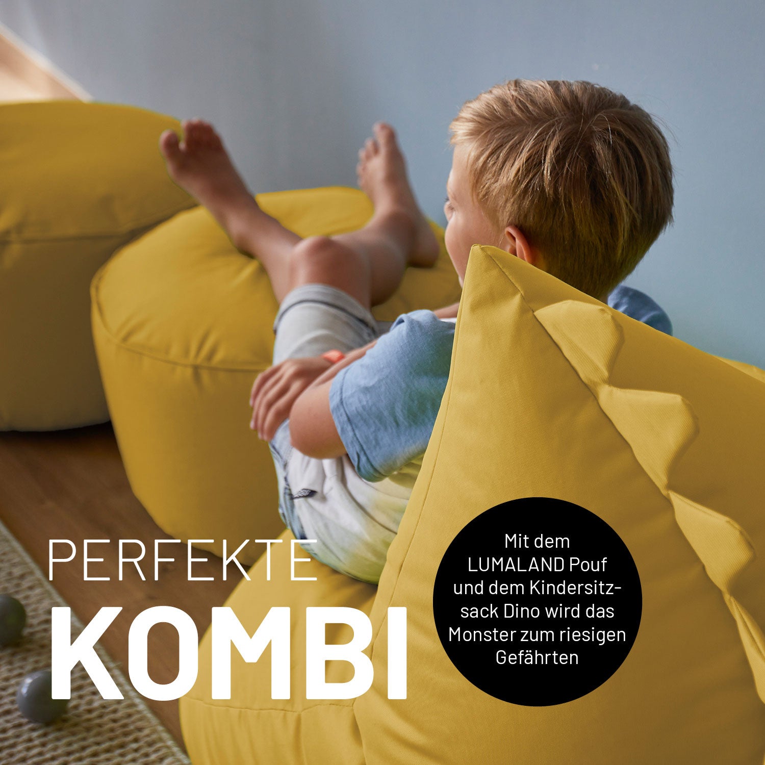 Ein kleiner Junge sitzt auf dem senfgelben Monster-Sitzsack und hat die Beine auf den farblich passenden Pouf abgelegt.