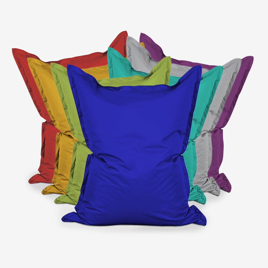 Verschiedenfarbige LUMALAND XXL Sitzsäcke hintereinander angeordnet.