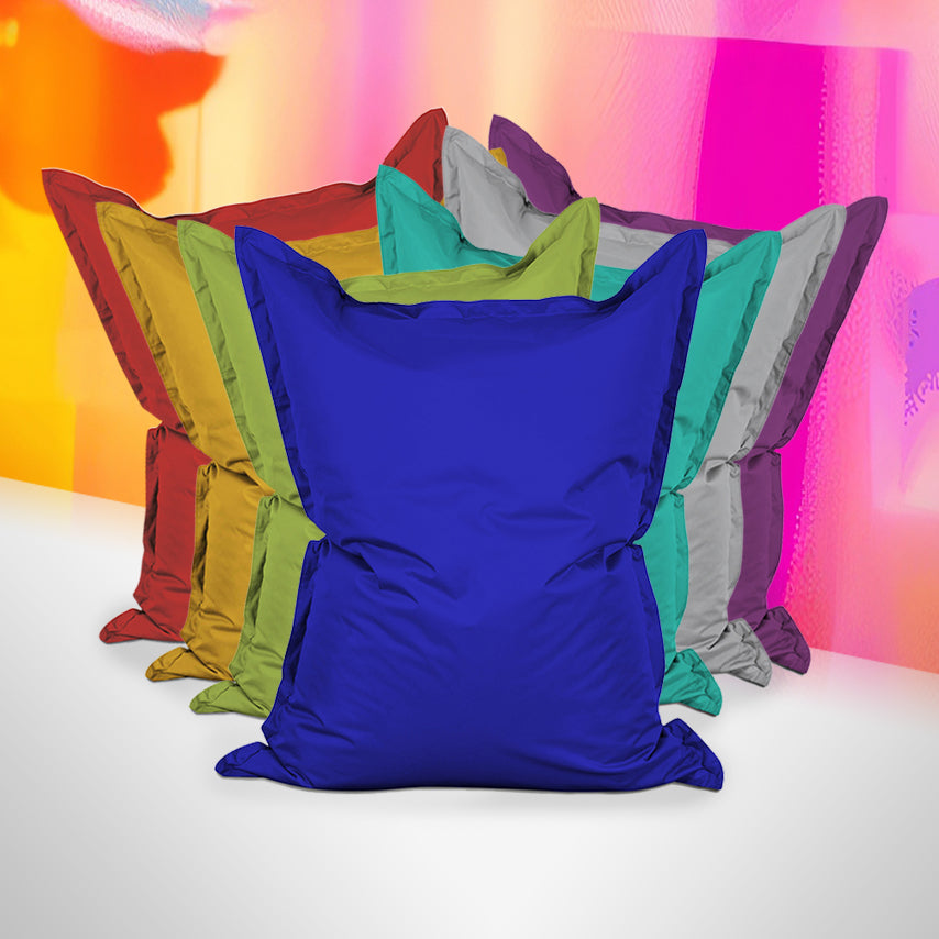 Verschiedenfarbige LUMALAND XXL Sitzsäcke hintereinander angeordnet.