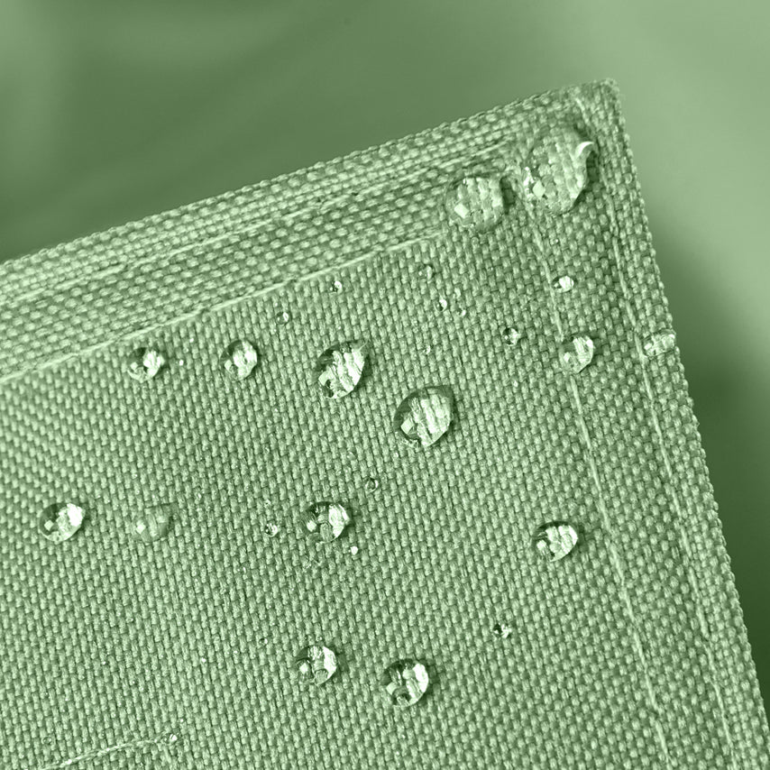 Grüner LUMALAND Outdoor-Stoff mit Abperleffekt von Wassertropfen.
