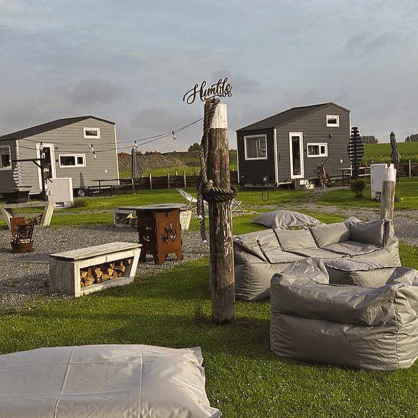 Graue Modulare Möbel an einem Grillplatz in dem Feriendorf von Humble Homes".