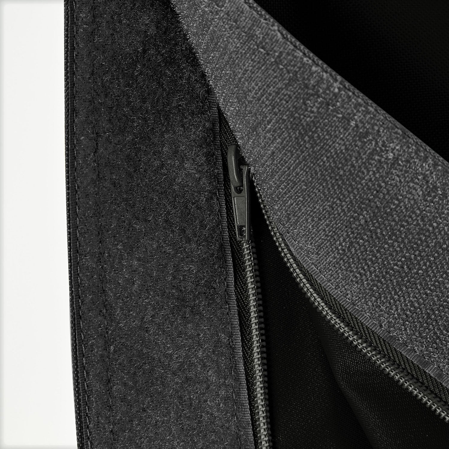 Detailansicht des Reißverschlusses der XXL-Sitzsackhülle in Schwarz.