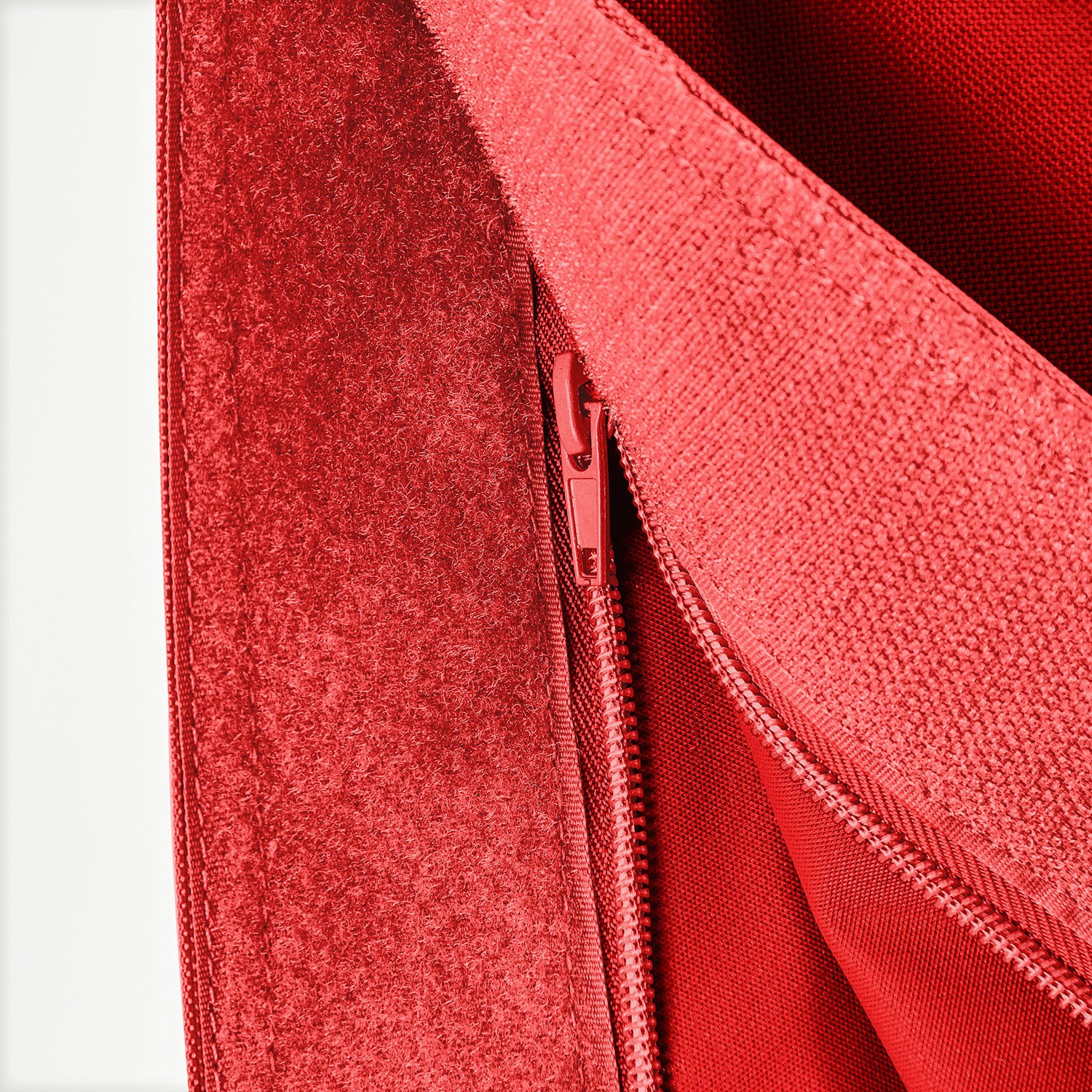 Detailansicht des Reißverschlusses der XXL-Sitzsackhülle in Rot.