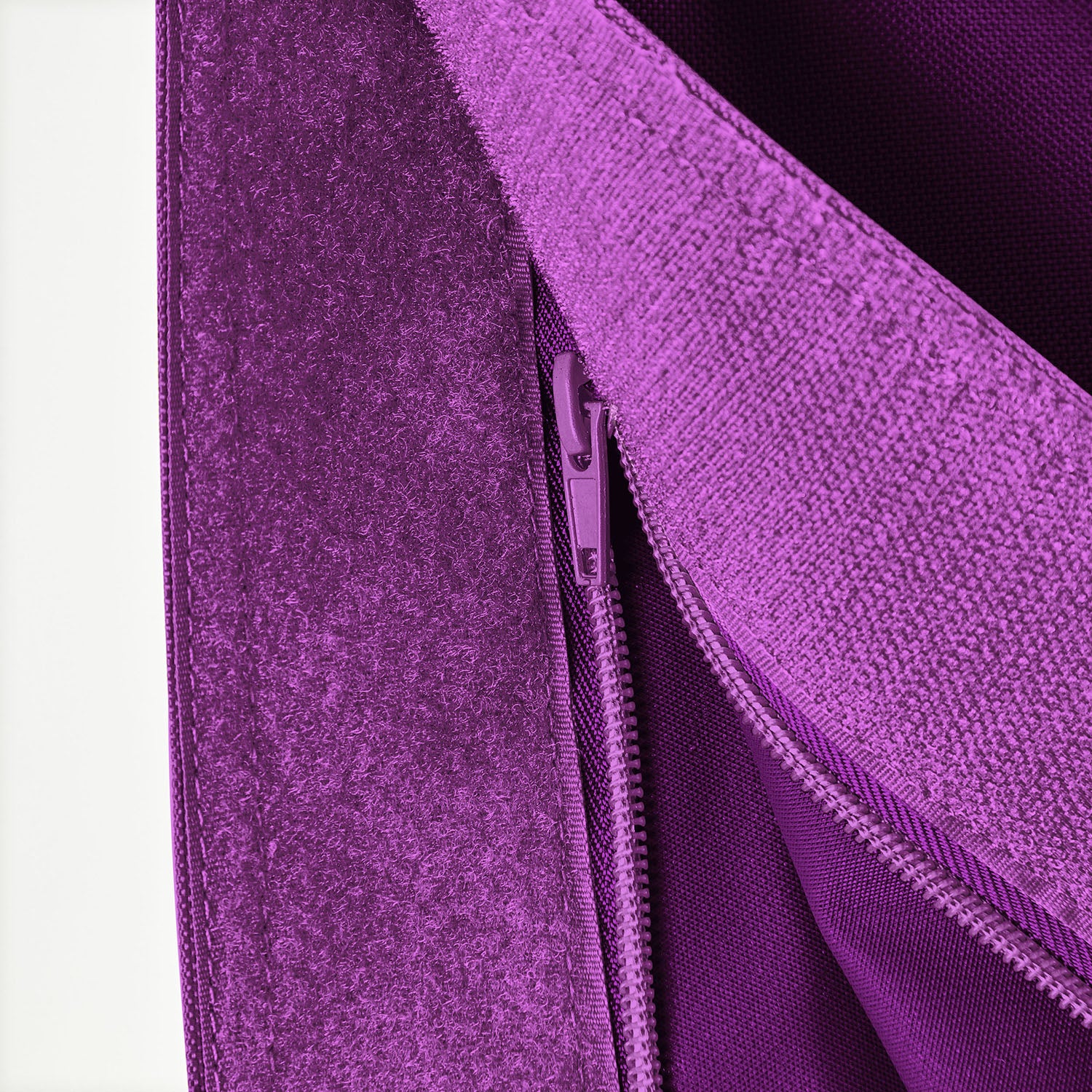 Detailansicht des Reißverschlusses der XXL-Sitzsackhülle in Lila.