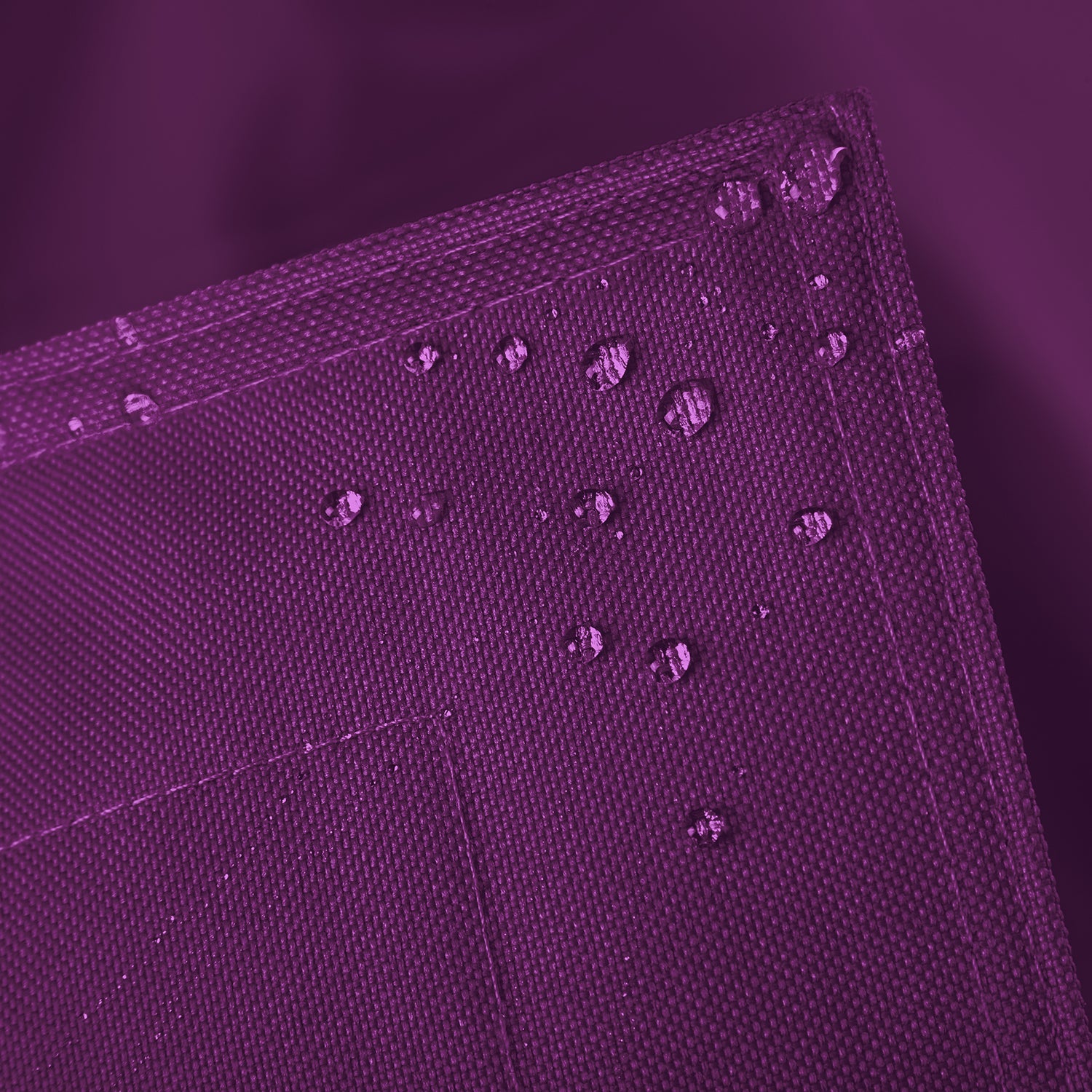 Sitzsackhülle des XXL Sitzsackes von LUMALAND in Lila im Detail mit Wassertropfen - Wasserabweisende Hülle.