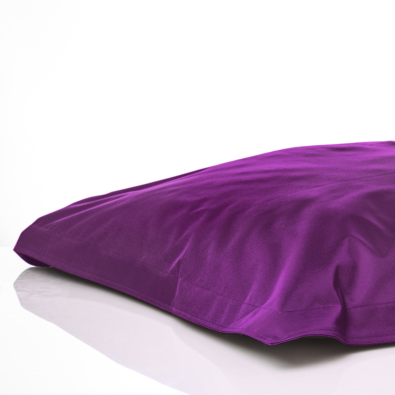 Sitzsackhülle in Lila auf dem Boden liegend vor weißen Hintergrund.