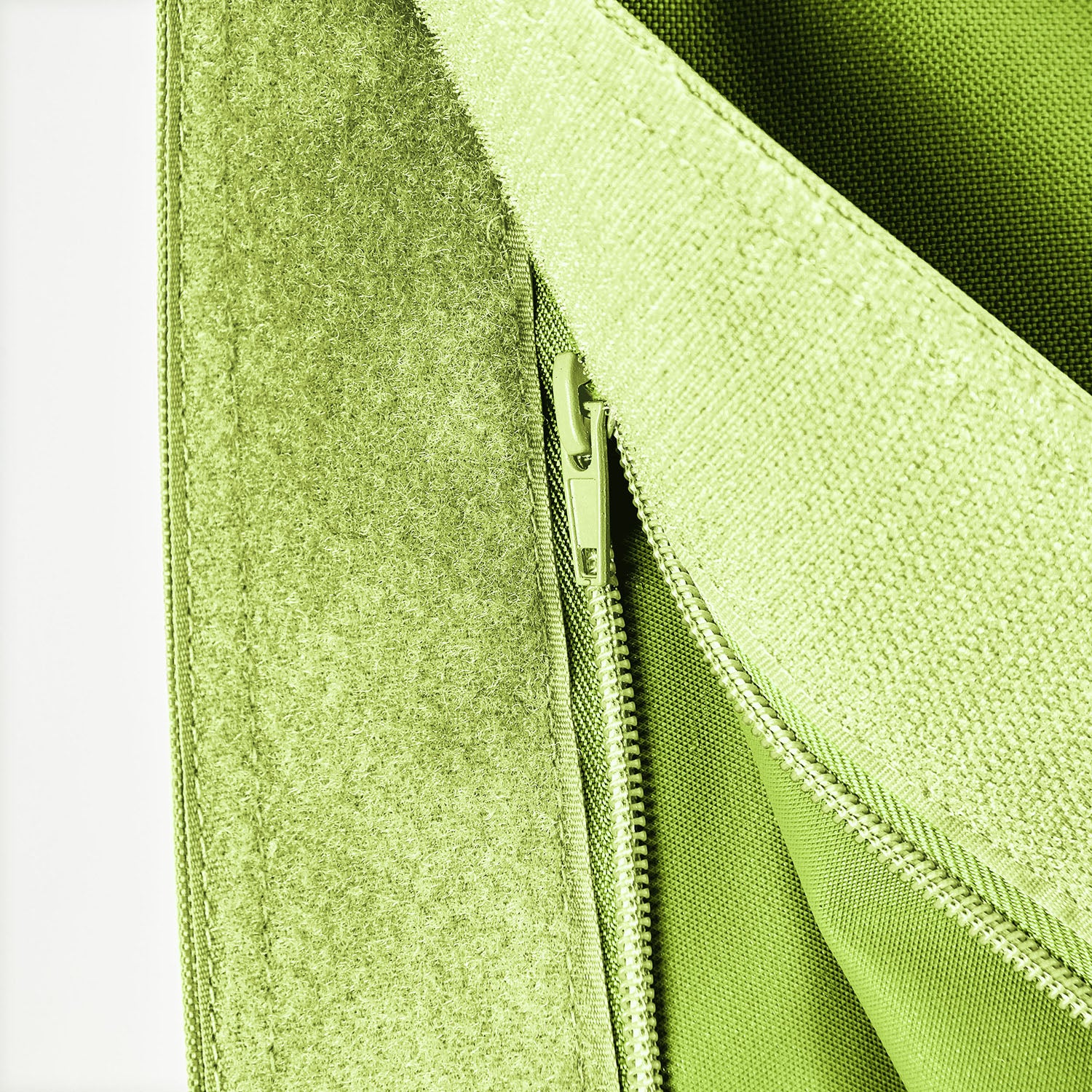 Detailansicht des Reißverschlusses der XXL-Sitzsackhülle in Grün.