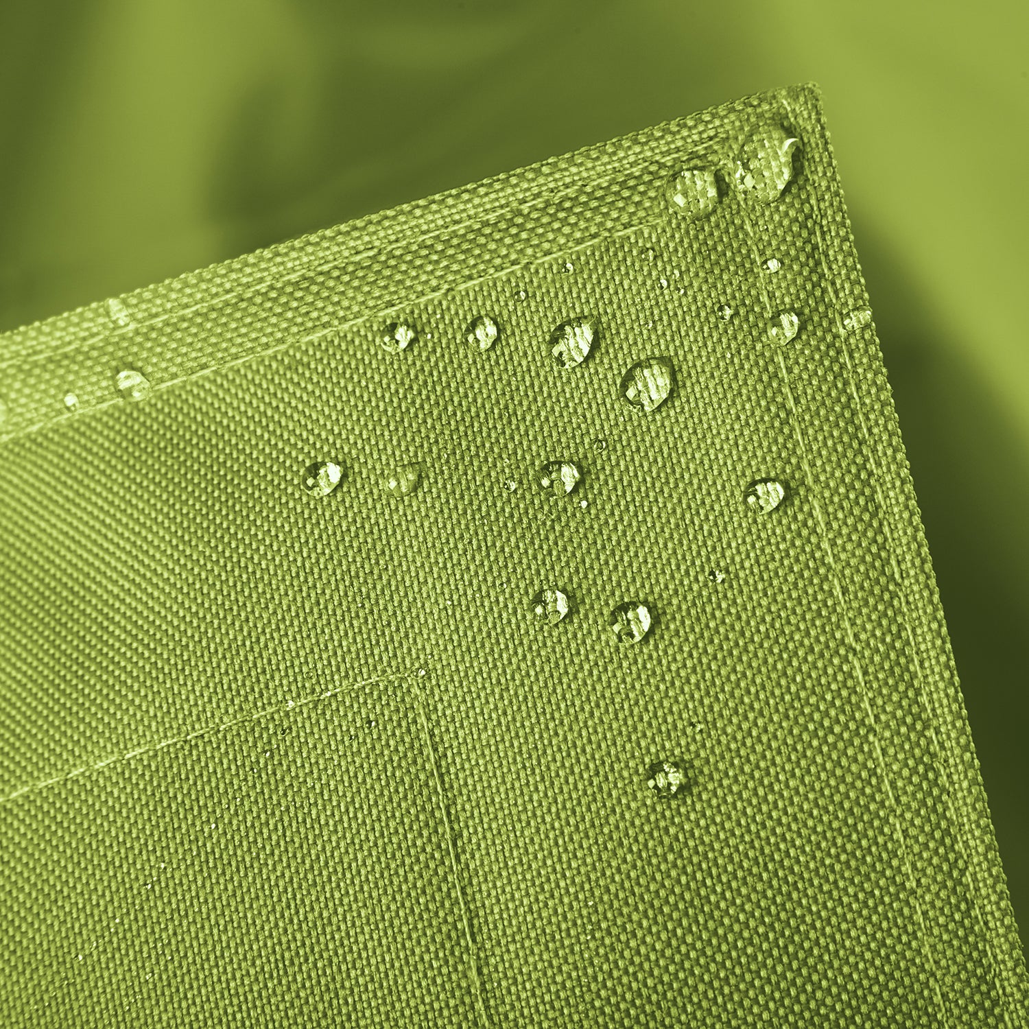 Sitzsackhülle des XXL Sitzsackes von LUMALAND in Grün im Detail mit Wassertropfen - Wasserabweisende Hülle.