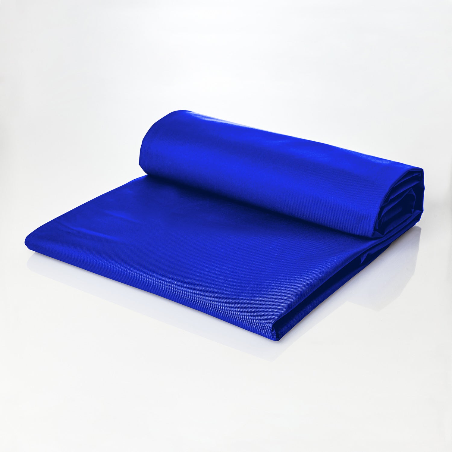 Sitzsackhülle für den LUMALAND XXL-Sitzsack in Royalblau, halb aufgerollt, halb ausgebreitet.