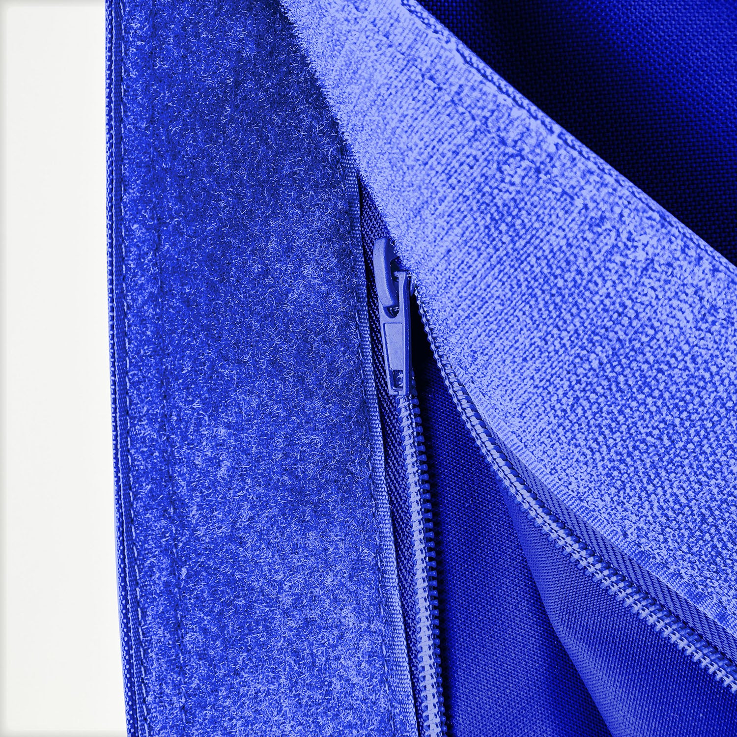 Detailansicht des Reißverschlusses der XXL-Sitzsackhülle in Royalblau.