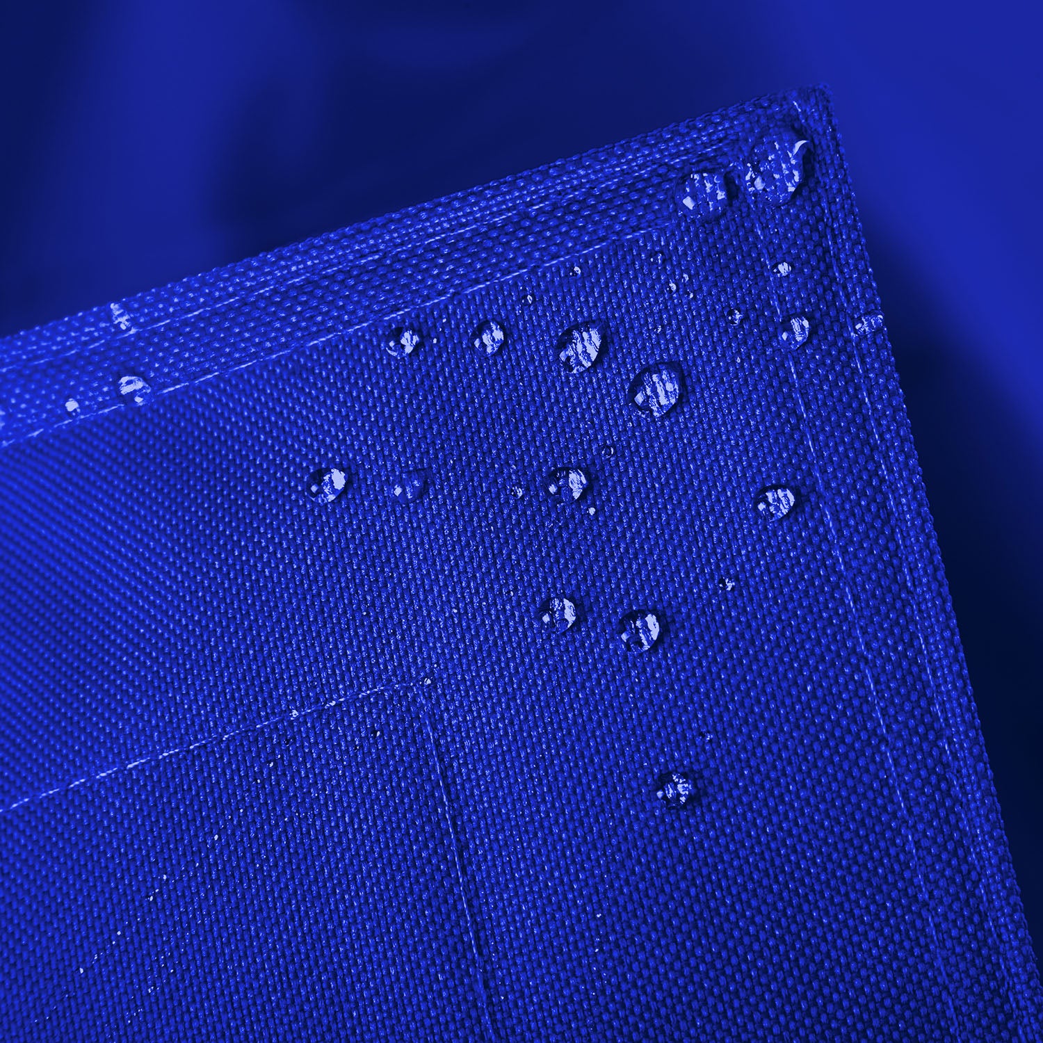 Sitzsackhülle des XXL Sitzsackes von LUMALAND in Royalblau im Detail mit Wassertropfen - Wasserabweisende Hülle.