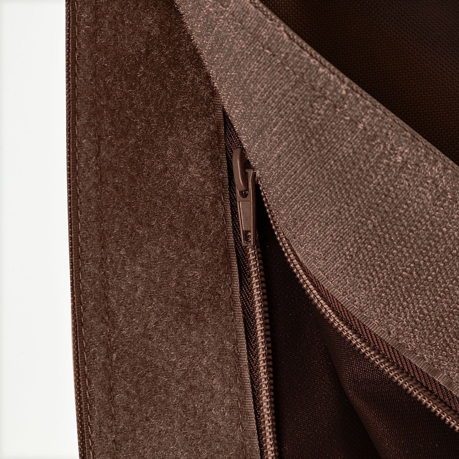 Detailansicht des Reißverschlusses der XXL-Sitzsackhülle in Braun.