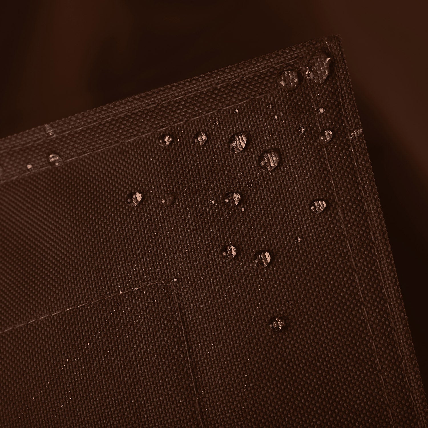 Sitzsackhülle des XXL Sitzsackes von LUMALAND in Braun im Detail mit Wassertropfen - Wasserabweisende Hülle.