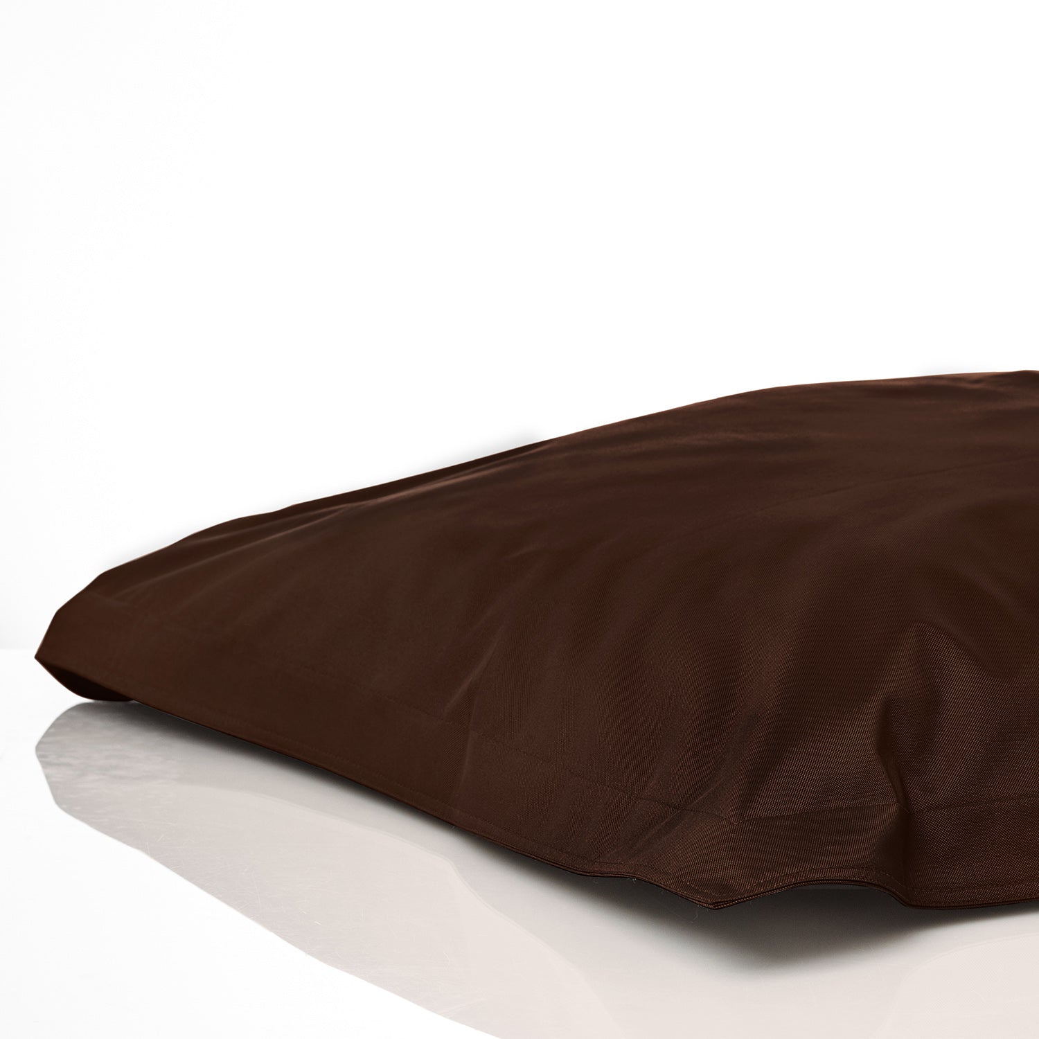 Sitzsackhülle in Braun auf dem Boden liegend vor weißen Hintergrund.