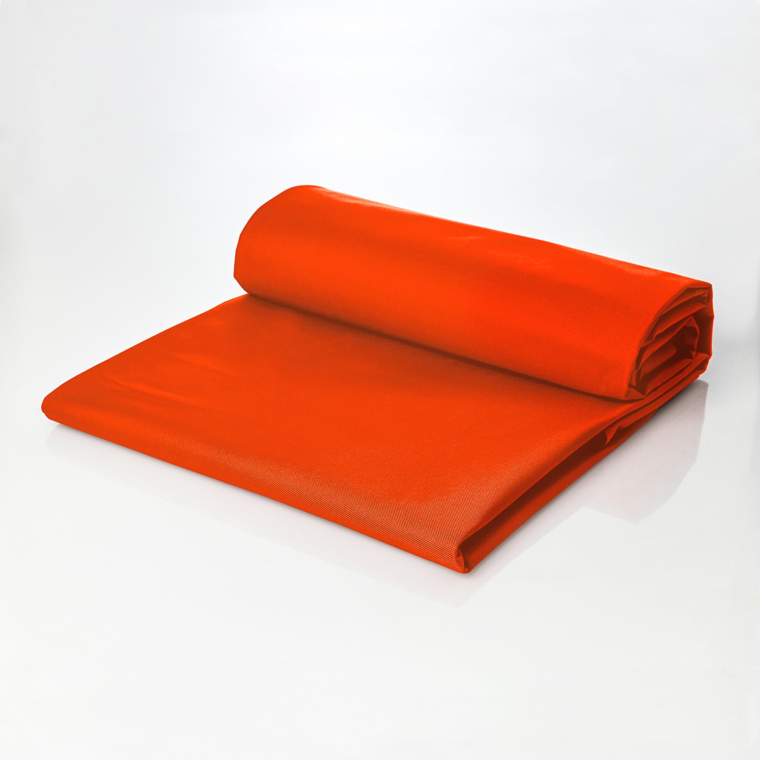 Sitzsackhülle für den LUMALAND XXL-Sitzsack in Orange, halb aufgerollt, halb ausgebreitet.