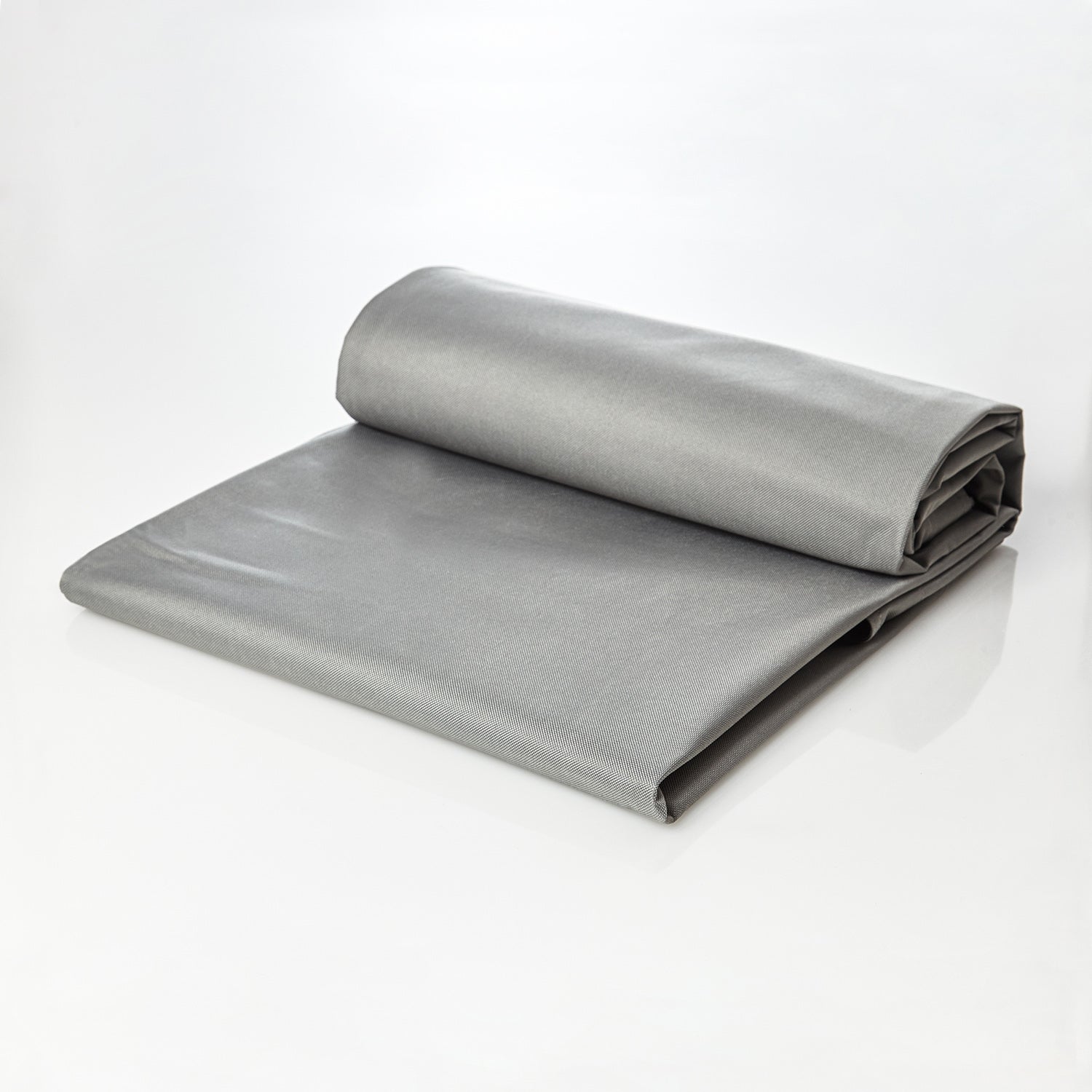 Sitzsackhülle für den LUMALAND XXL-Sitzsack in Grau, halb aufgerollt, halb ausgebreitet.