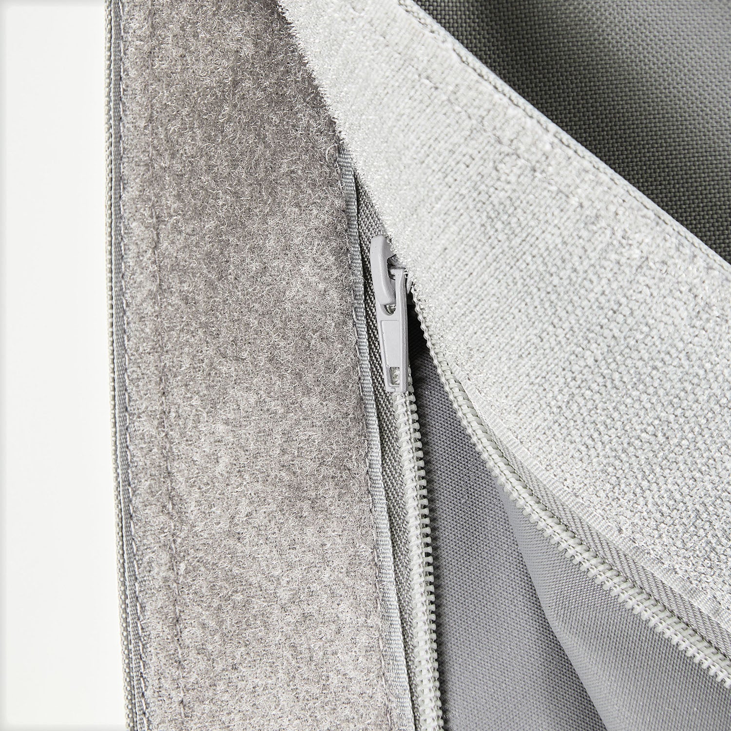 Detailansicht des Reißverschlusses der XXL-Sitzsackhülle in Grau.