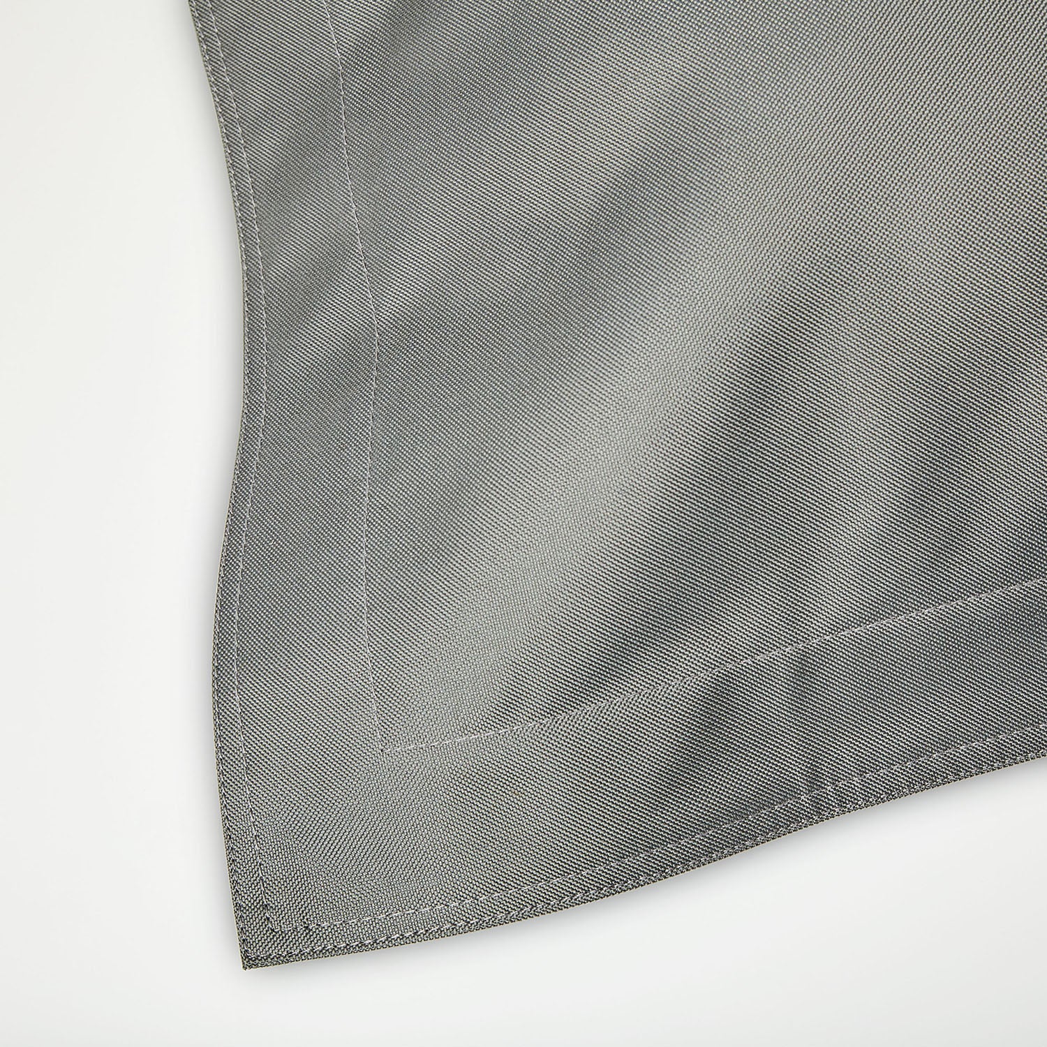 Detailansicht der grauen Sitzsack-Hülle für den XXL-Sitzsack von LUMALAND.