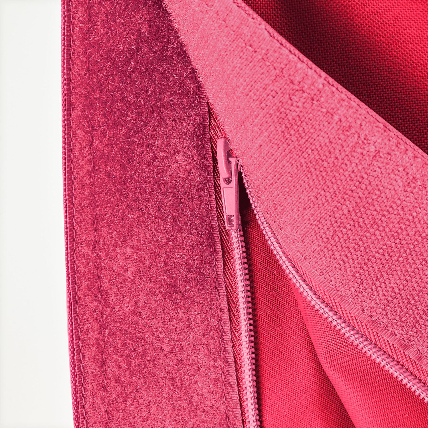 Detailansicht des Reißverschlusses der XXL-Sitzsackhülle in Pink.