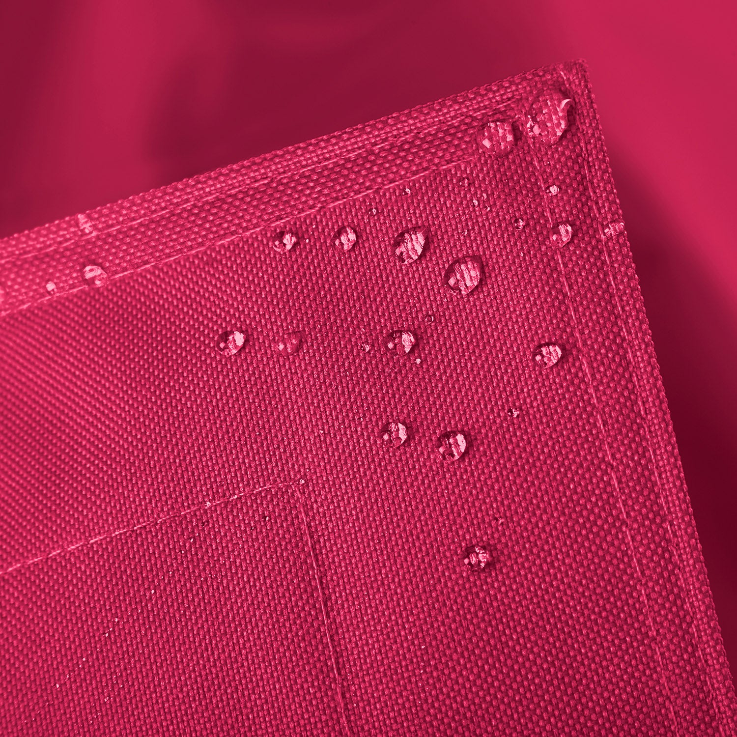 Sitzsackhülle des XXL Sitzsackes von LUMALAND in Pink im Detail mit Wassertropfen - Wasserabweisende Hülle.