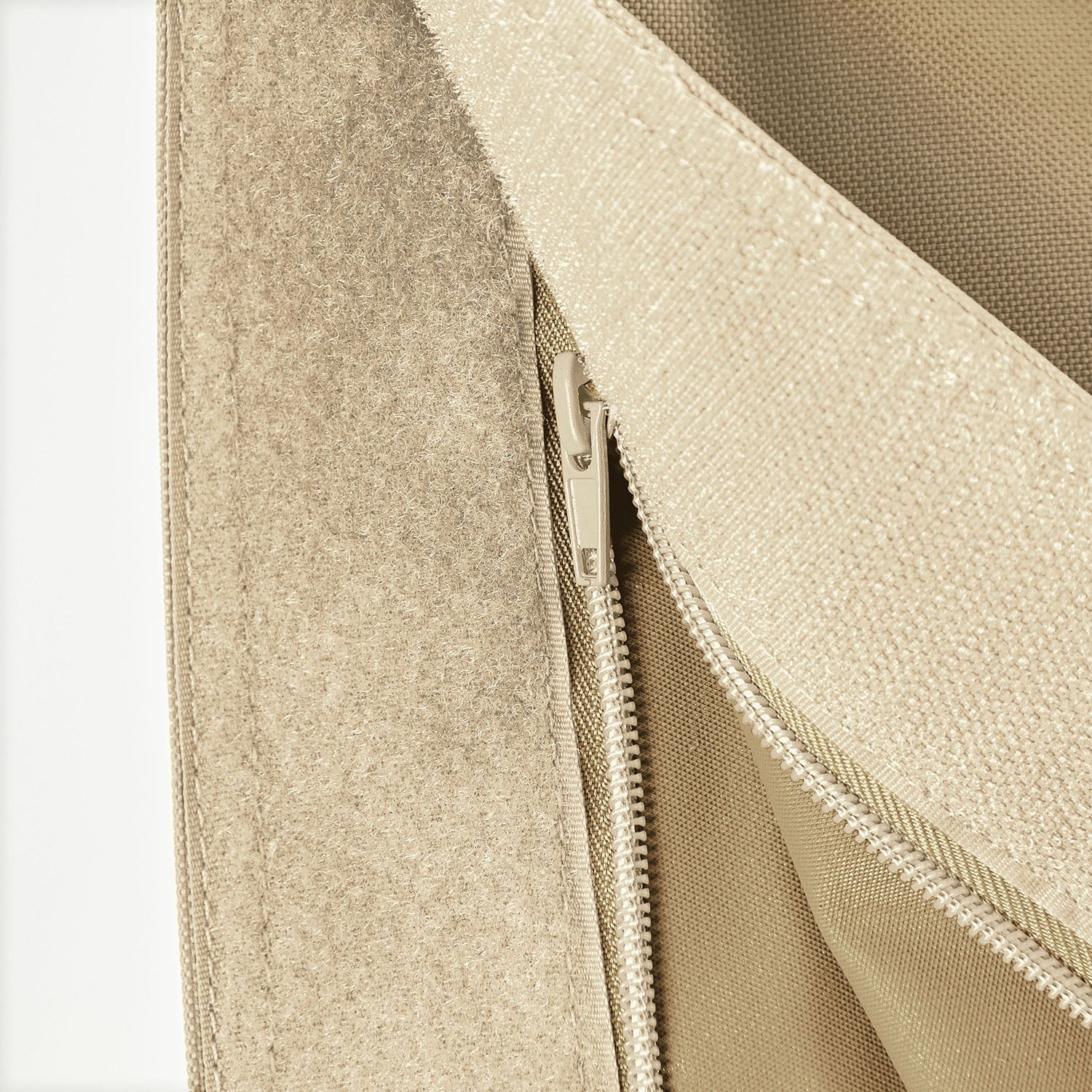 Detailansicht des Reißverschlusses der XXL-Sitzsackhülle in Beige.