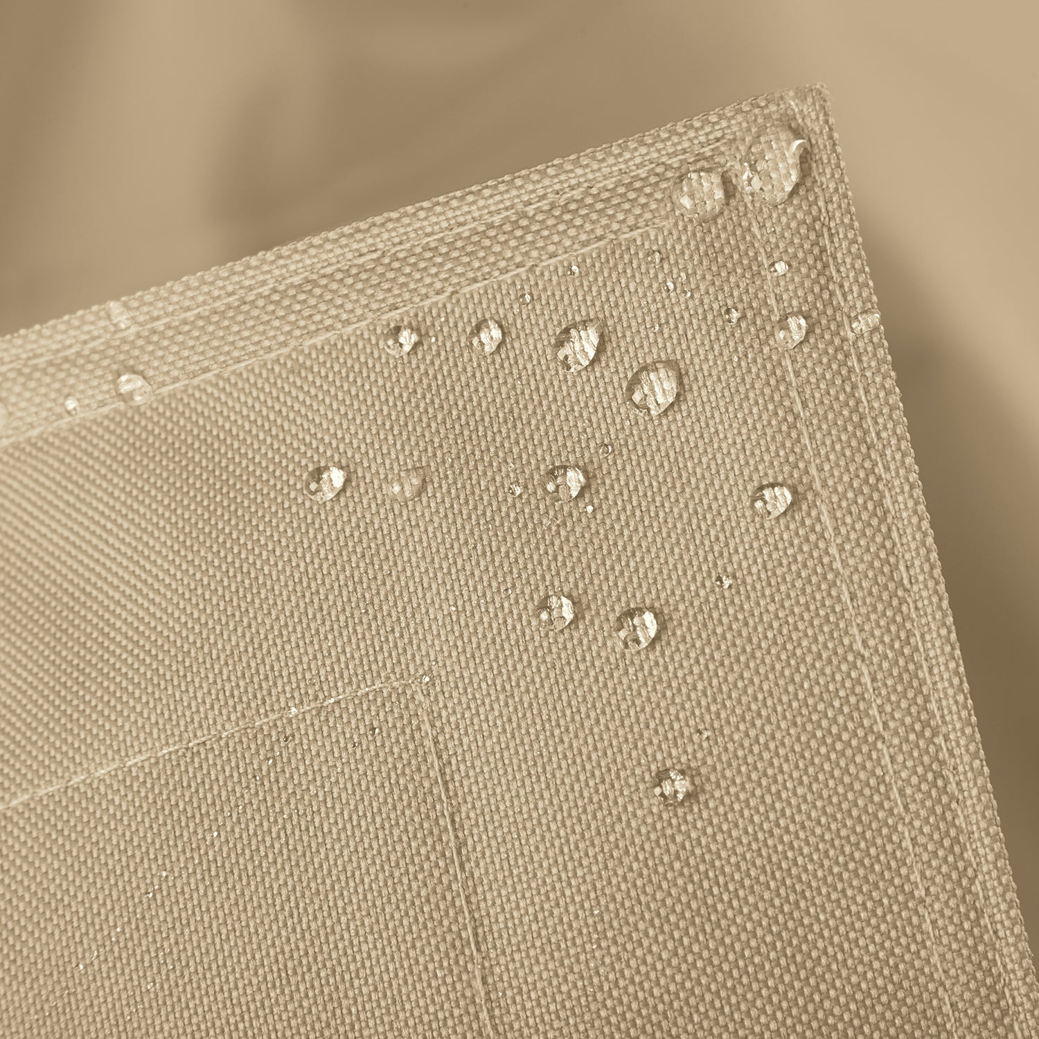 Sitzsackhülle des XXL Sitzsackes von LUMALAND in Beige im Detail mit Wassertropfen - Wasserabweisende Hülle.