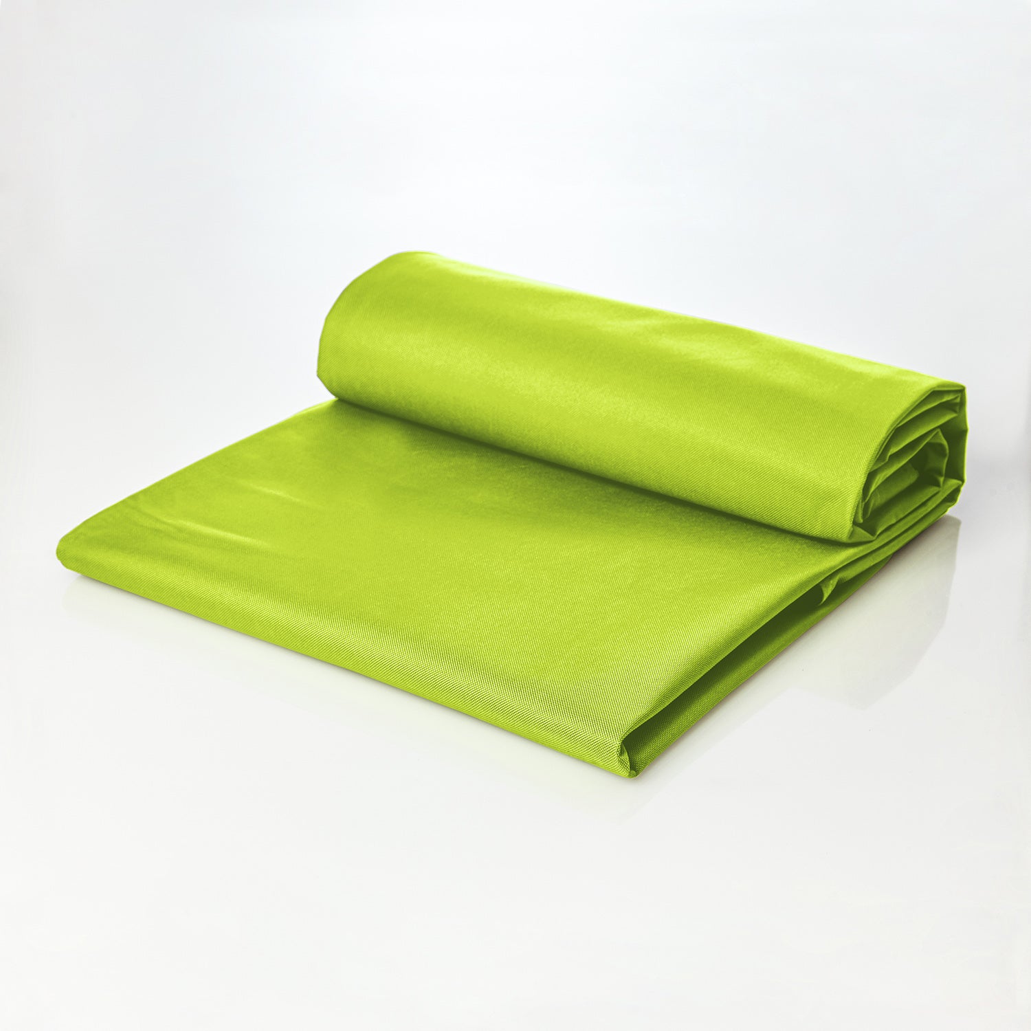 Sitzsackhülle für den LUMALAND XXL-Sitzsack in Apfelgrün, halb aufgerollt, halb ausgebreitet.