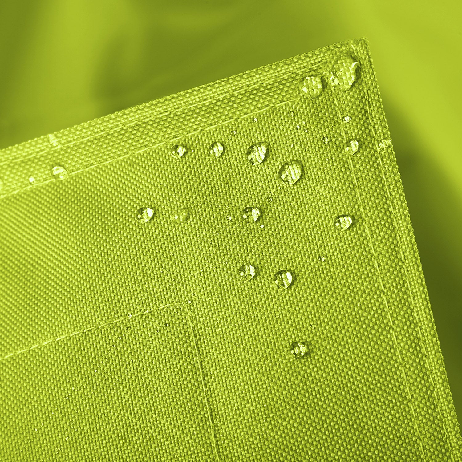 Sitzsackhülle des XXL Sitzsackes von LUMALAND in Apfelgrün im Detail mit Wassertropfen - Wasserabweisende Hülle.