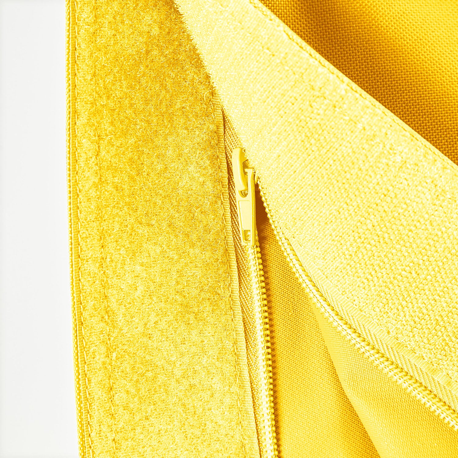 Detailansicht des Reißverschlusses der XXL-Sitzsackhülle in Gelb.