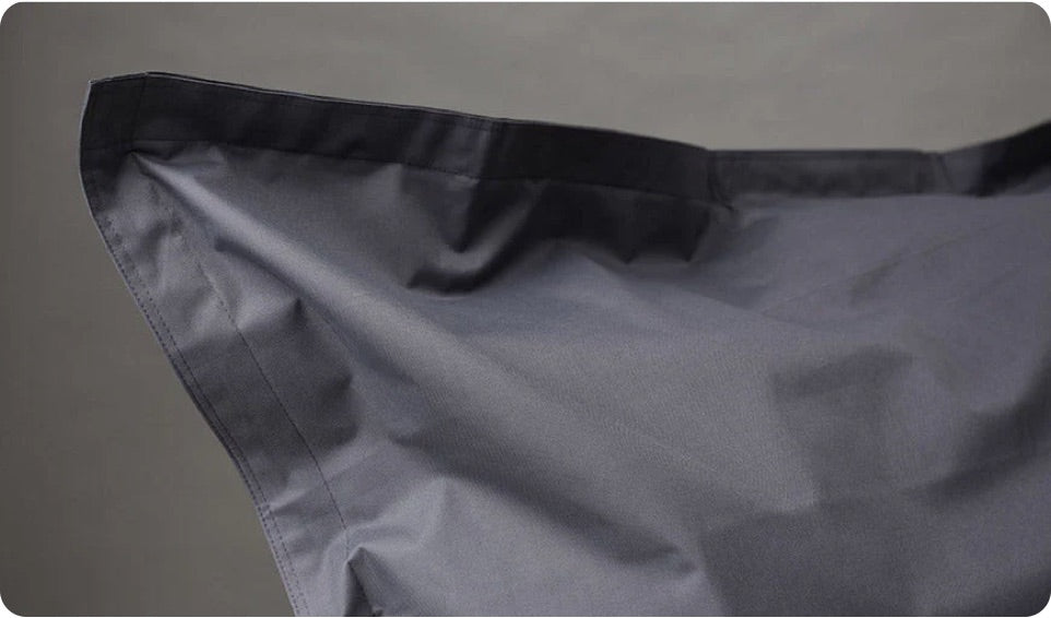 Die Ecek des grauen XXL Sitzsackes im Detail.