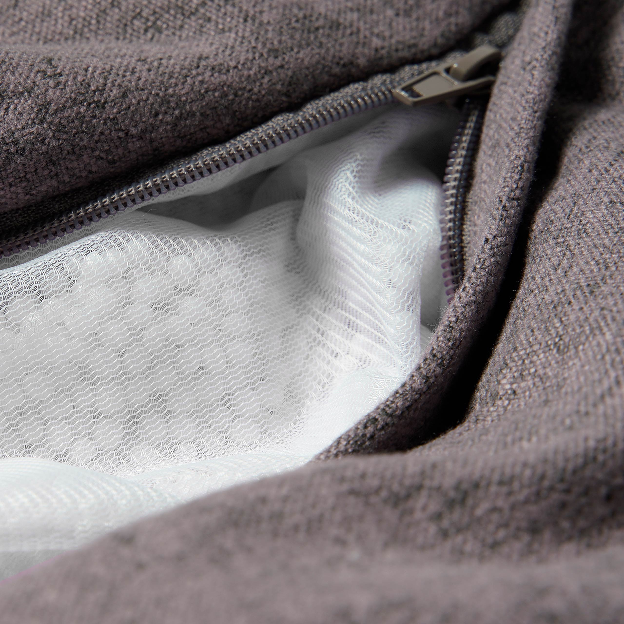 Detailansicht des versteckten Reißverschlusses des dunkelgrauen Comfort Line Sitzsackes zur Schonung des Bodenbelages.