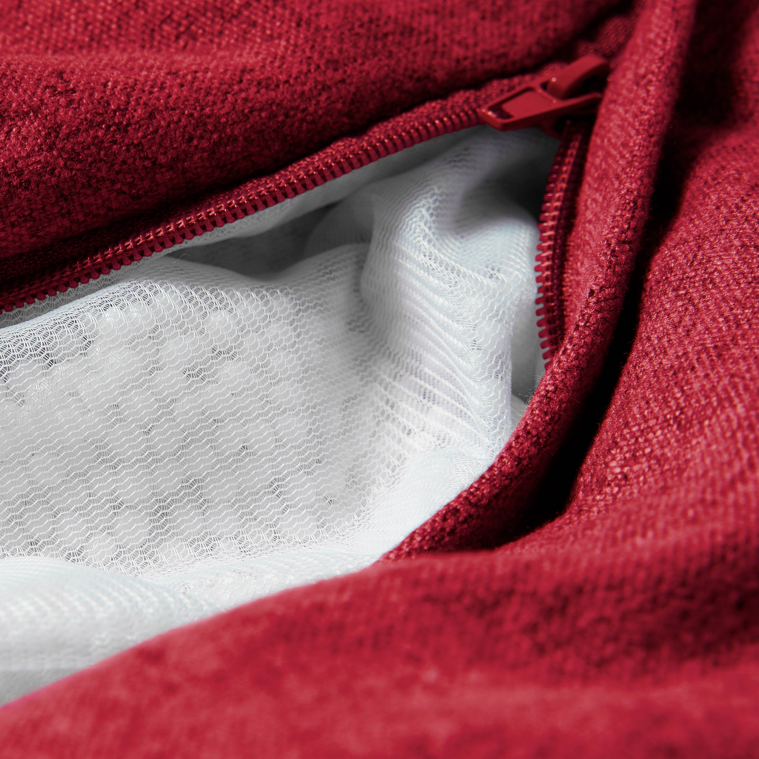 Detailansicht des versteckten Reißverschlusses des roten Comfort Line Sitzsackes zur Schonung des Bodenbelages.