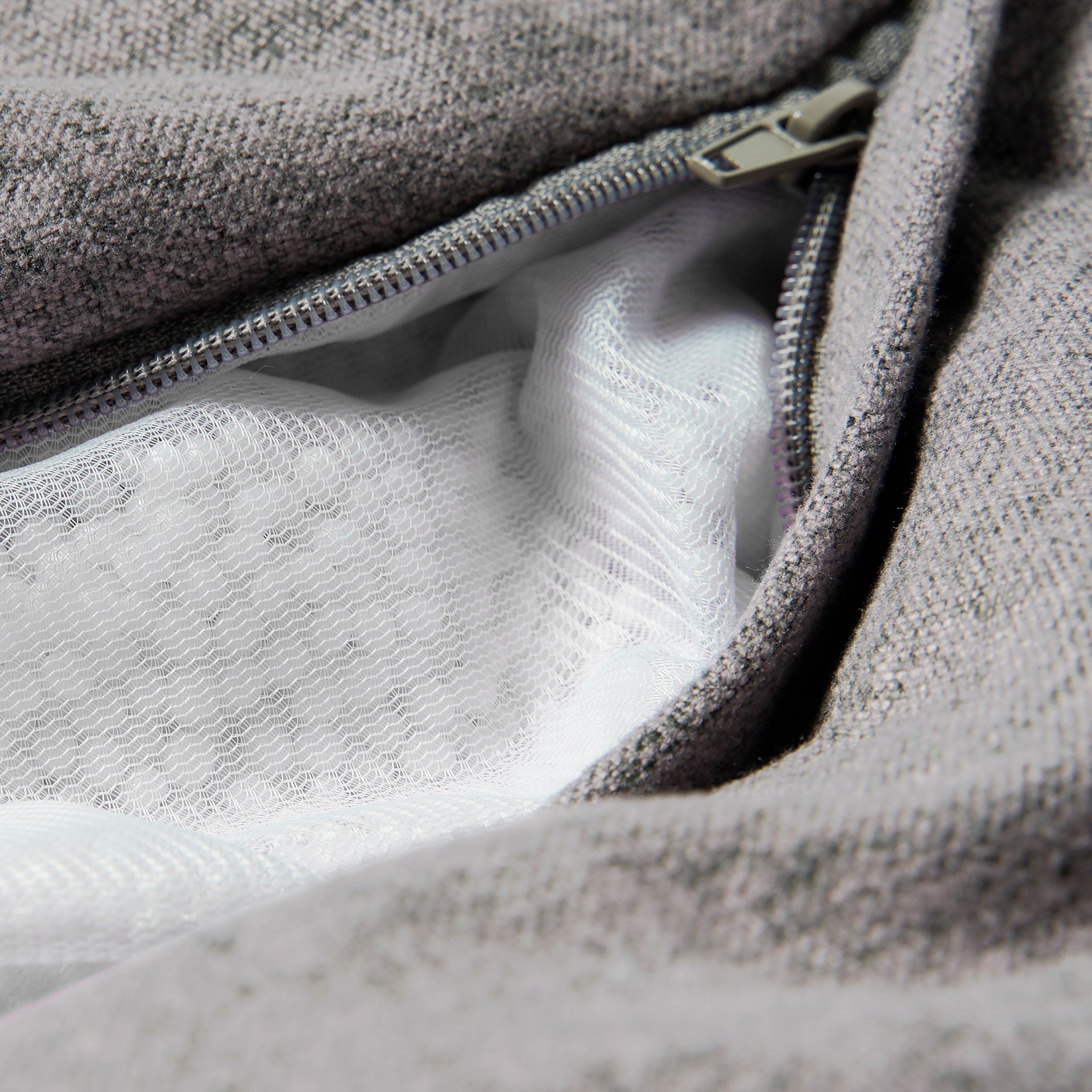 Detailansicht des versteckten Reißverschlusses des hellgrauen Comfort Line Sitzsackes zur Schonung des Bodenbelages.