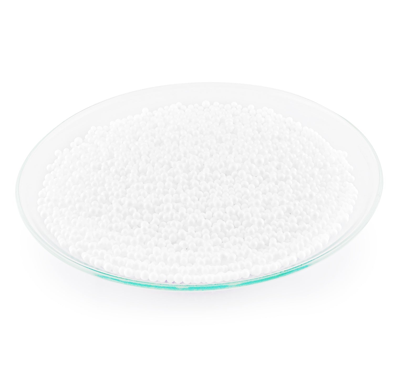 EPS Perlen als Füllung für Sitzsäcke liegen in einer Glasschale.
