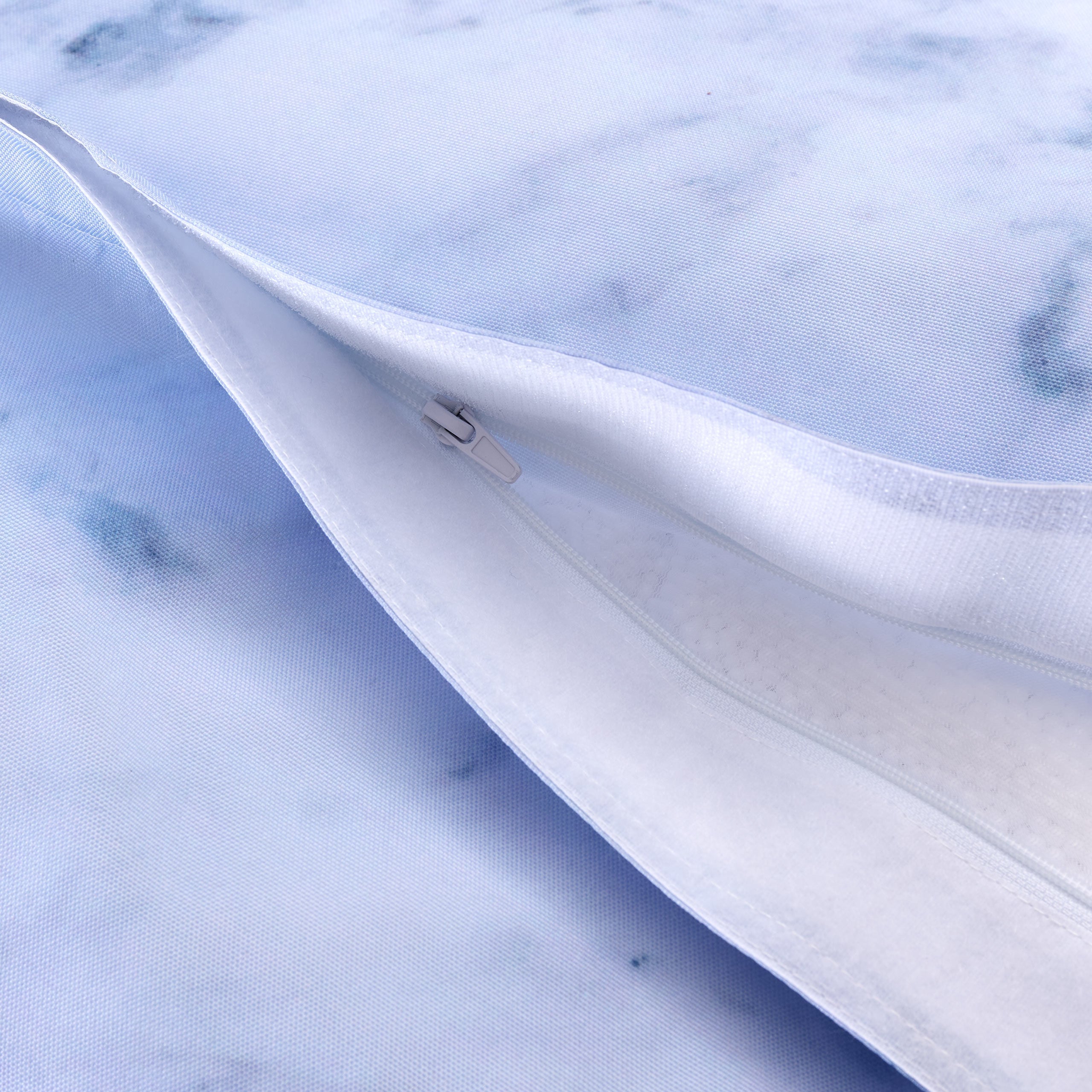 Detailansicht des versteckten Reißverschlusses zur Schonung des Bodenbelages.