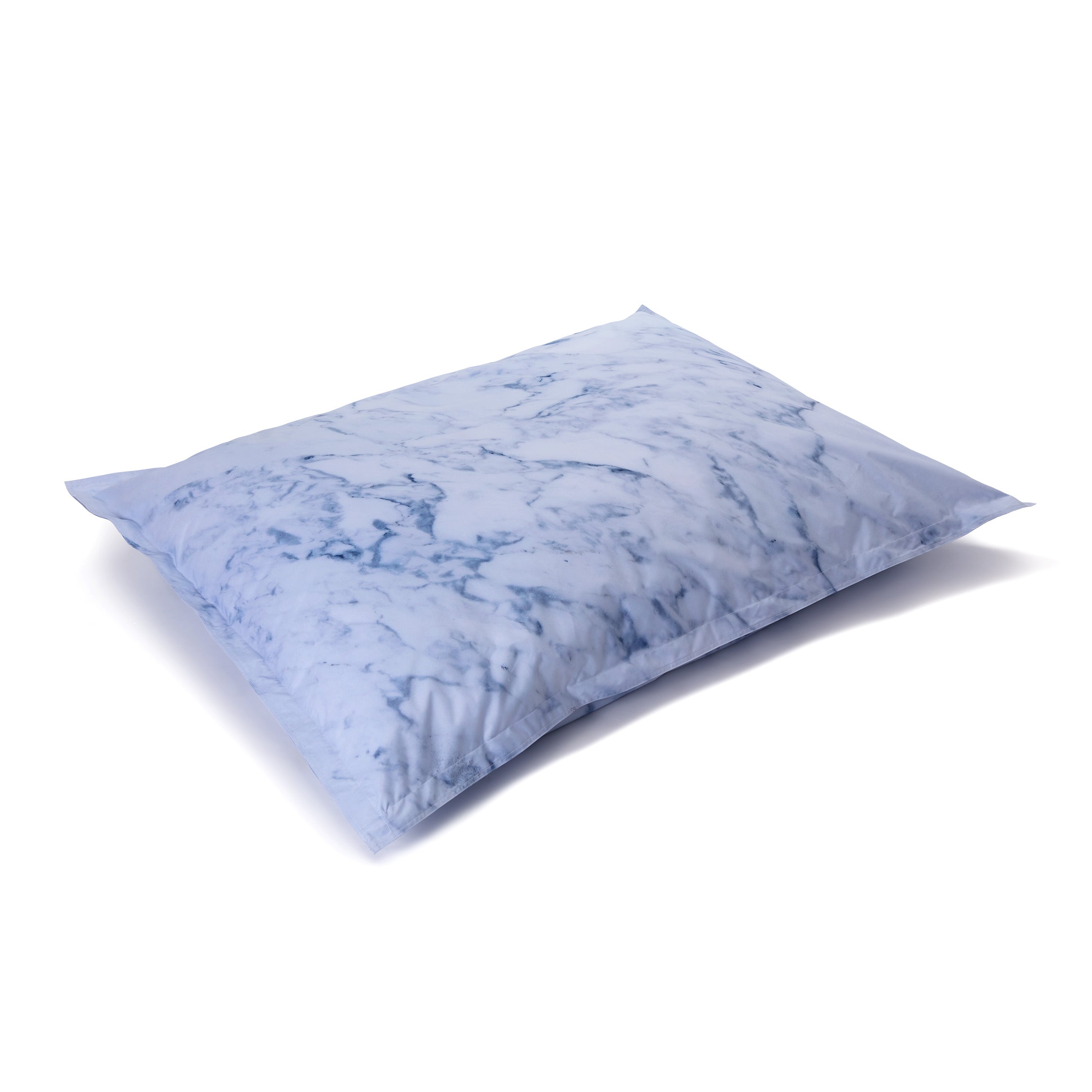 XXL Bodenkissen Printed Edition Marmor liegt auf dem Boden vor weißem Hintergrund.