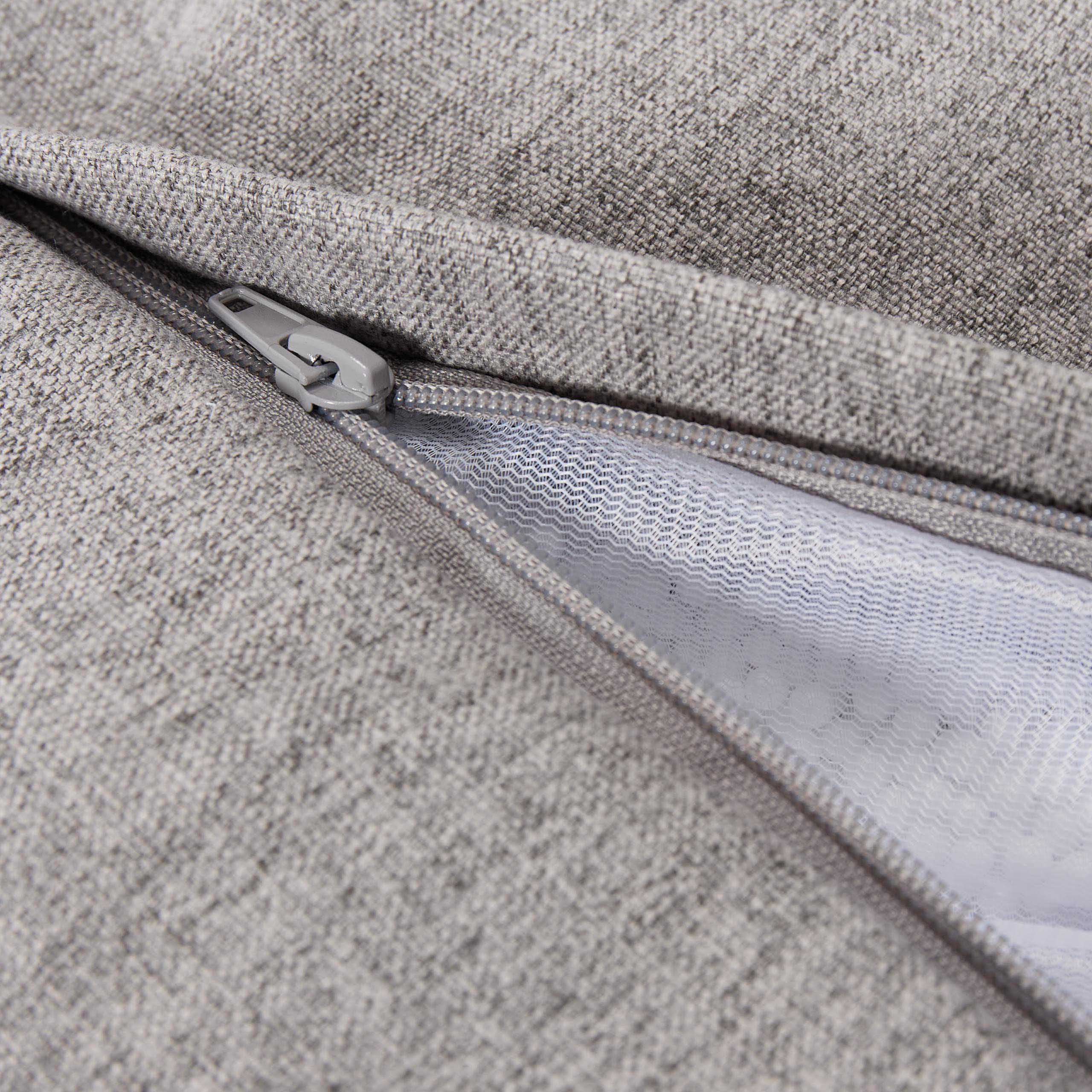 Detailansicht des versteckten Reißverschlusses des hellgrauen Comfort Line Hockers/Pouf zur Schonung des Bodenbelages.
