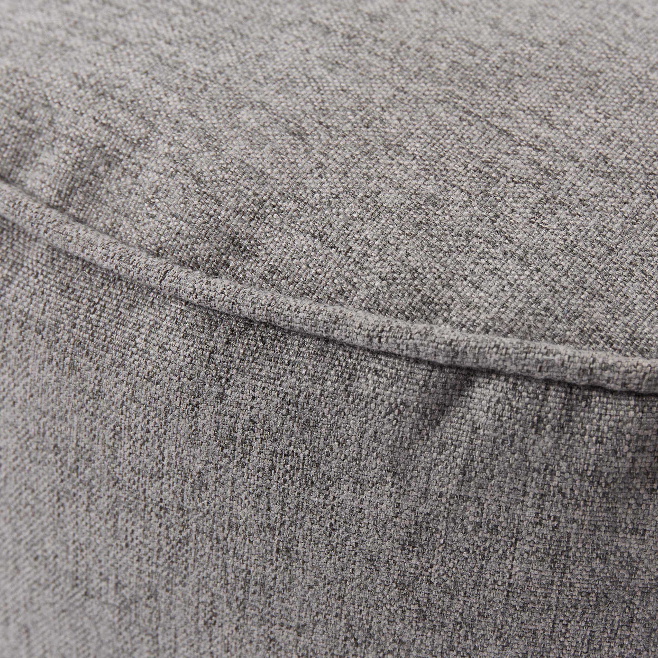 Detailansicht des Materials, Oberfläche und der Nähte des hellgrauen Comfort Line Sitzhockers/Pouf.