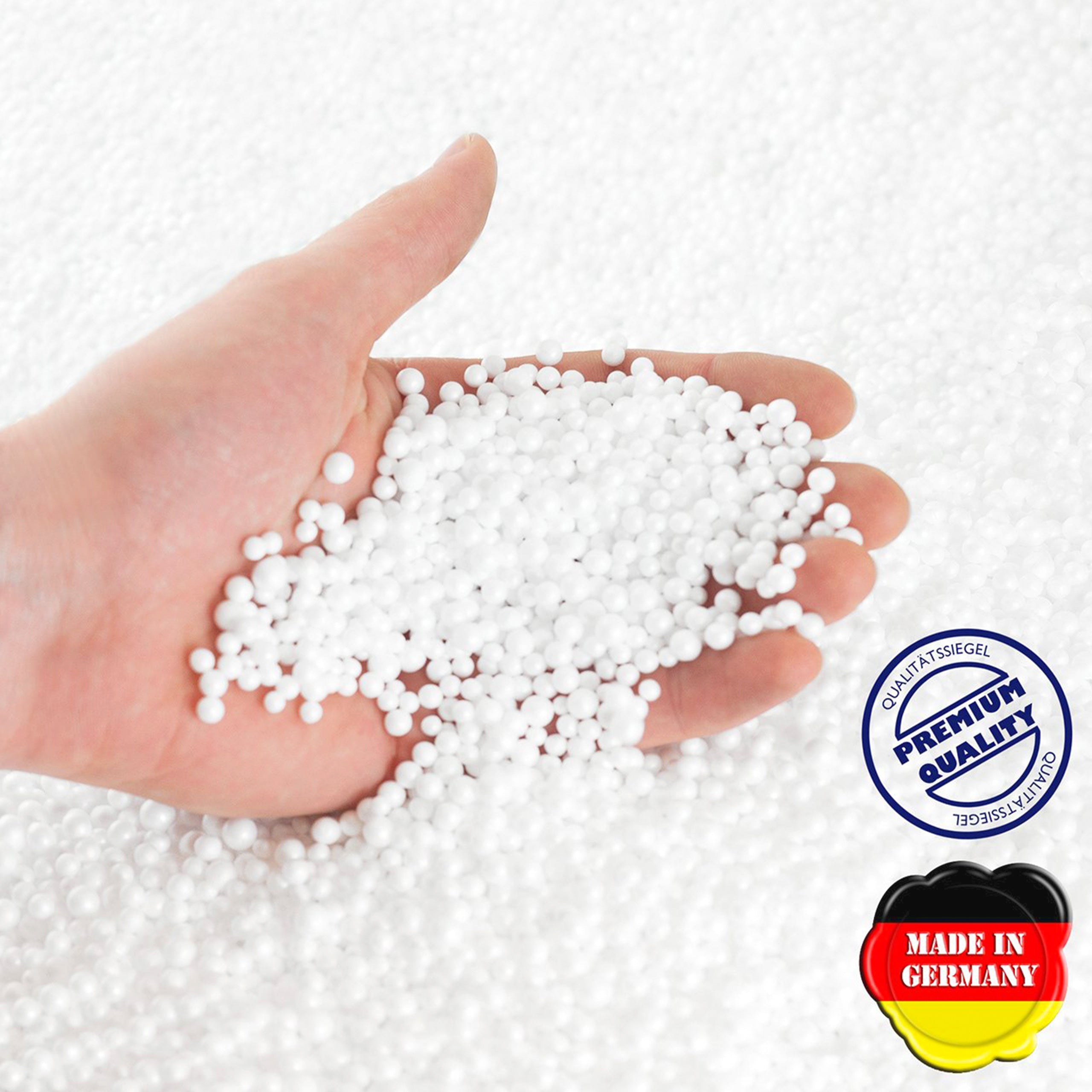 Eine Hand greift in eine Menge von EPS-Perlen, in der Ecke das Qualitätssiegel und Made in Germany.