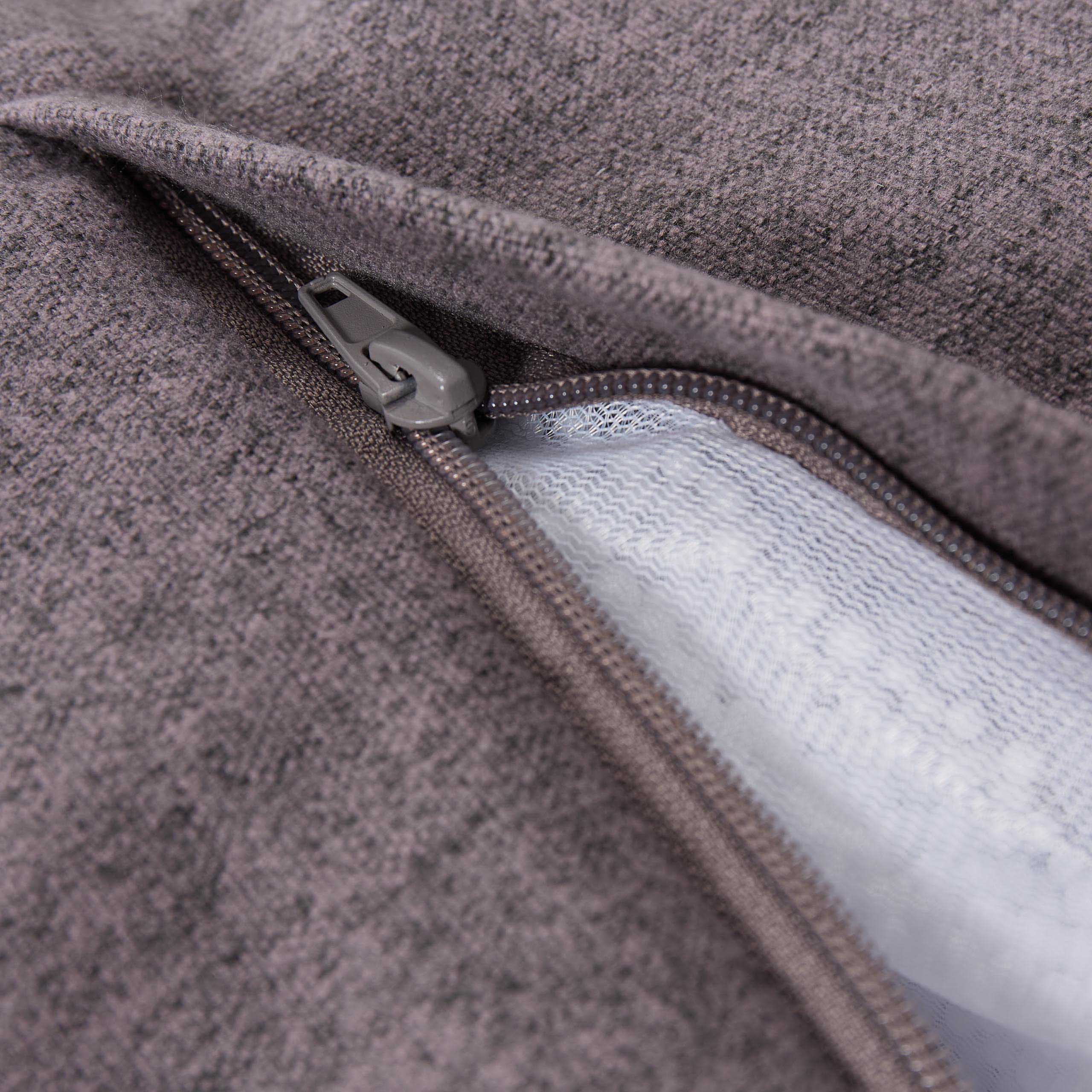 Detailansicht des versteckten Reißverschlusses des dunkelgrauen Comfort Line Hockers/Pouf zur Schonung des Bodenbelages.
