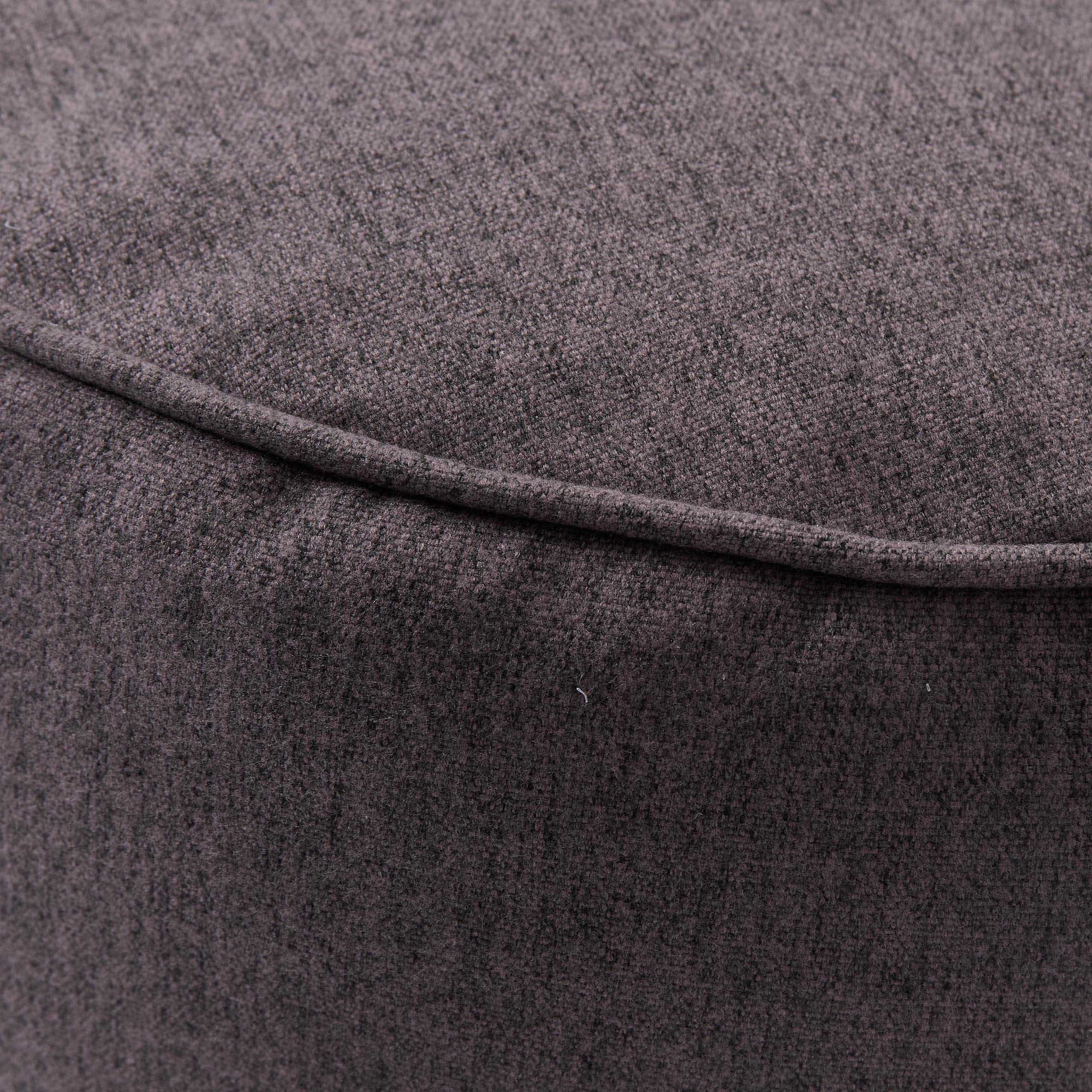 Detailansicht des Materials, Oberfläche und der Nähte des dunkelgrauen Comfort Line Sitzhockers/Pouf.