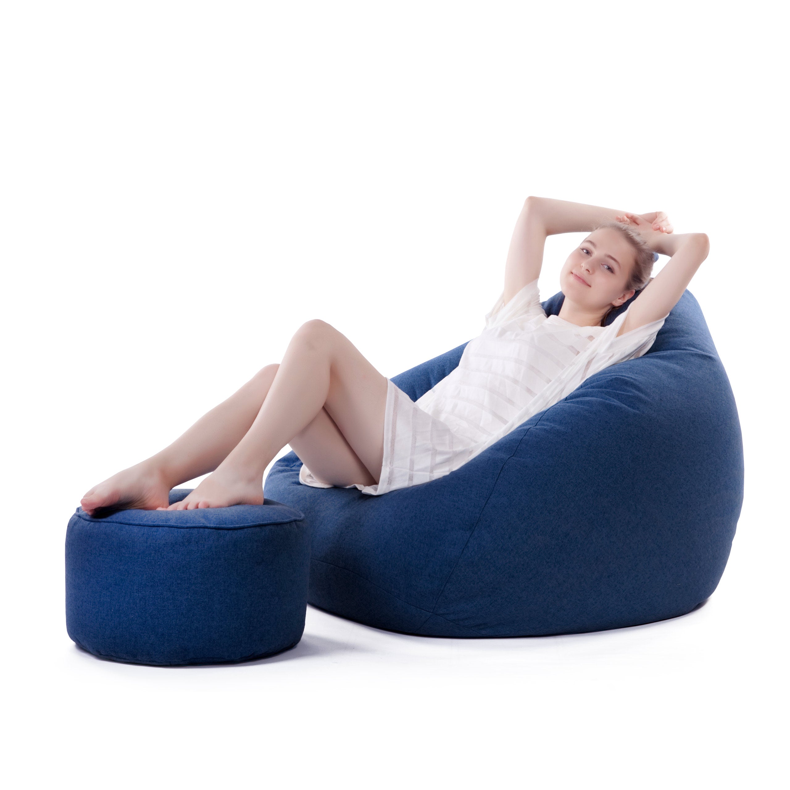 Eine Frau sitzt im Comfort Line Sitzsack in Navyblau und hat ihre Füße auf dem Hocker abgestellt.
