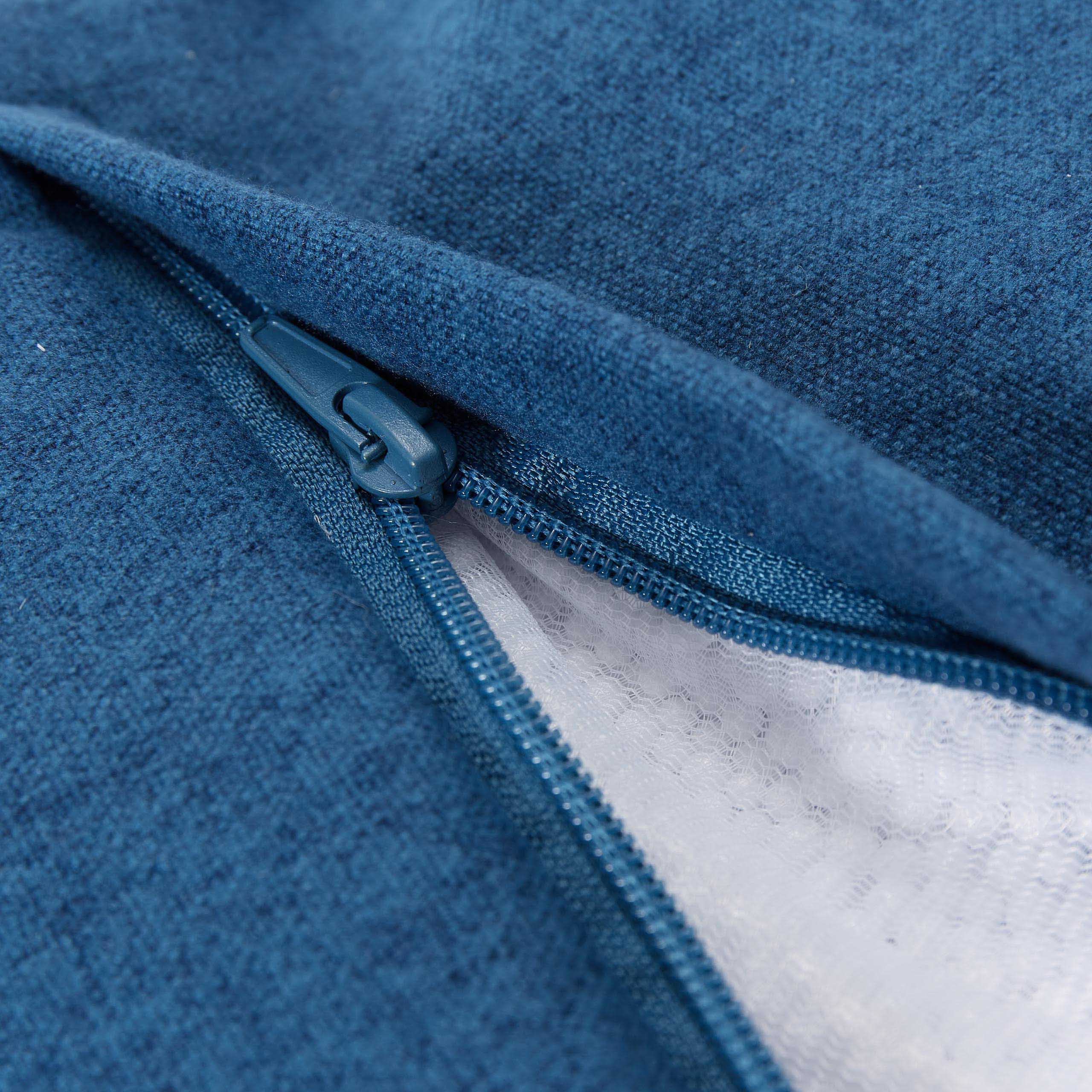 Detailansicht des versteckten Reißverschlusses des navyblauen Comfort Line Hockers/Pouf zur Schonung des Bodenbelages.