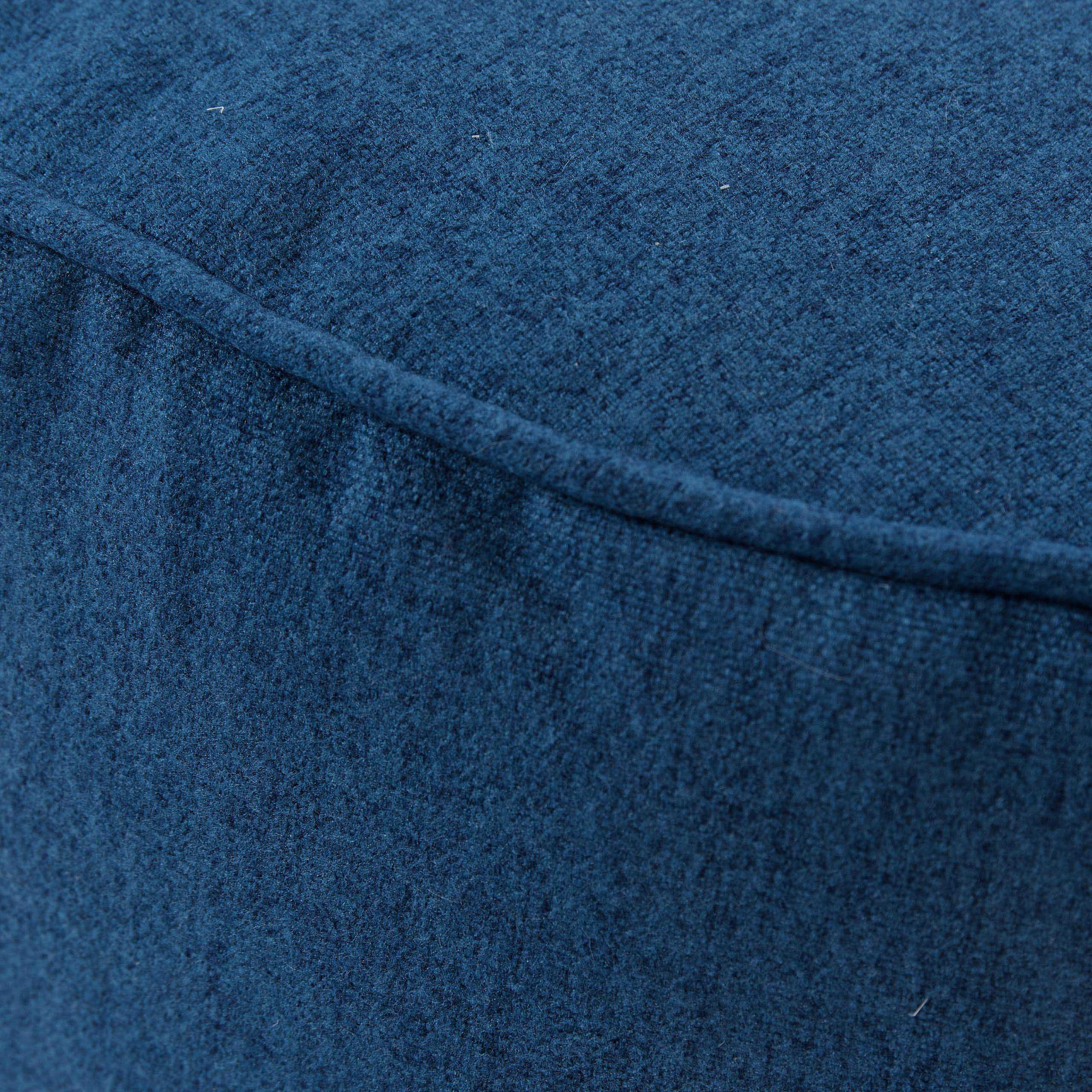 Detailansicht des Materials, Oberfläche und der Nähte des navyblauen Comfort Line Sitzhockers/Pouf.