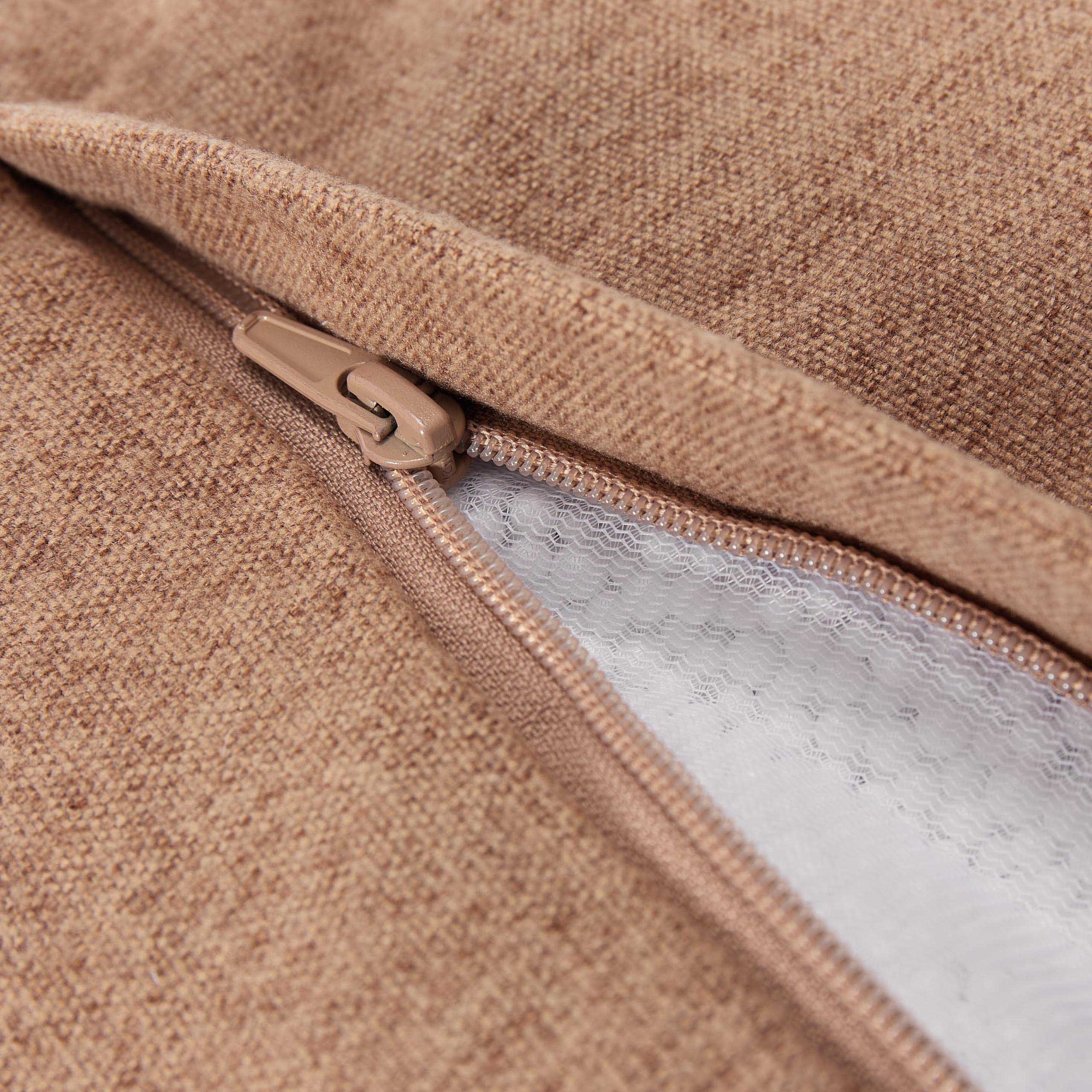 Detailansicht des versteckten Reißverschlusses des braunen Comfort Line Hockers/Pouf zur Schonung des Bodenbelages.