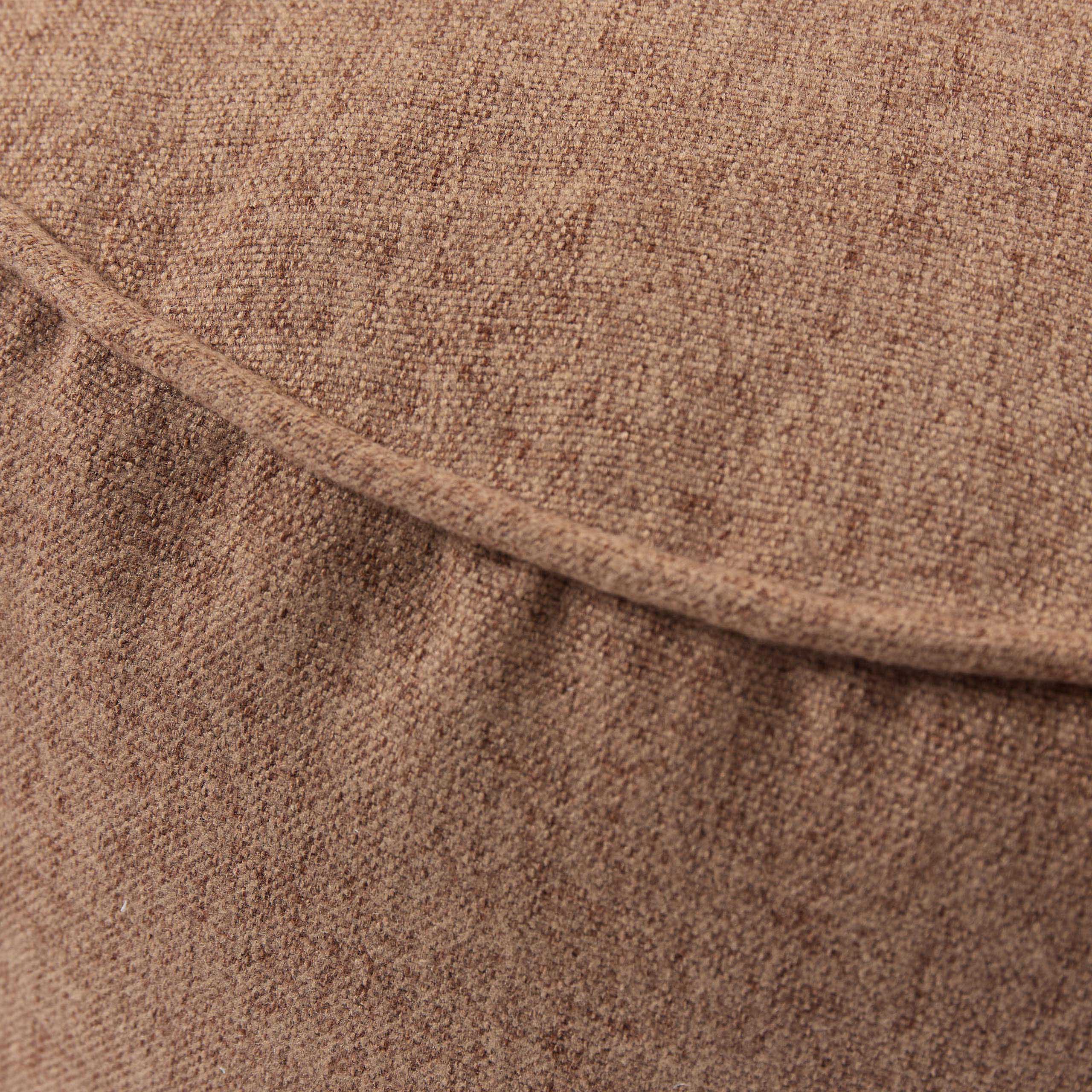 Detailansicht des Materials, Oberfläche und der Nähte des braunen Comfort Line Sitzhockers/Pouf.