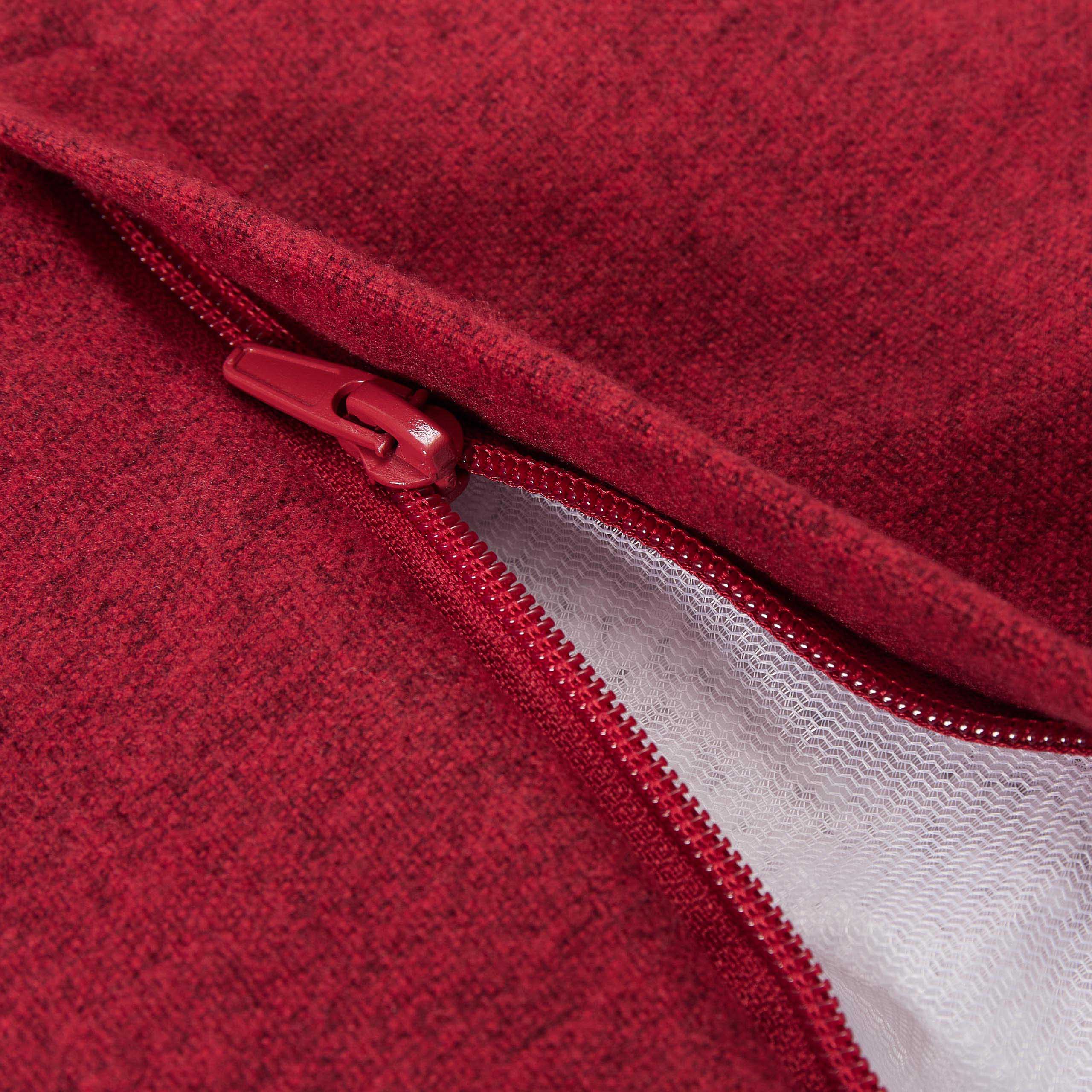 Detailansicht des versteckten Reißverschlusses des roten Comfort Line Hockers/Pouf zur Schonung des Bodenbelages.