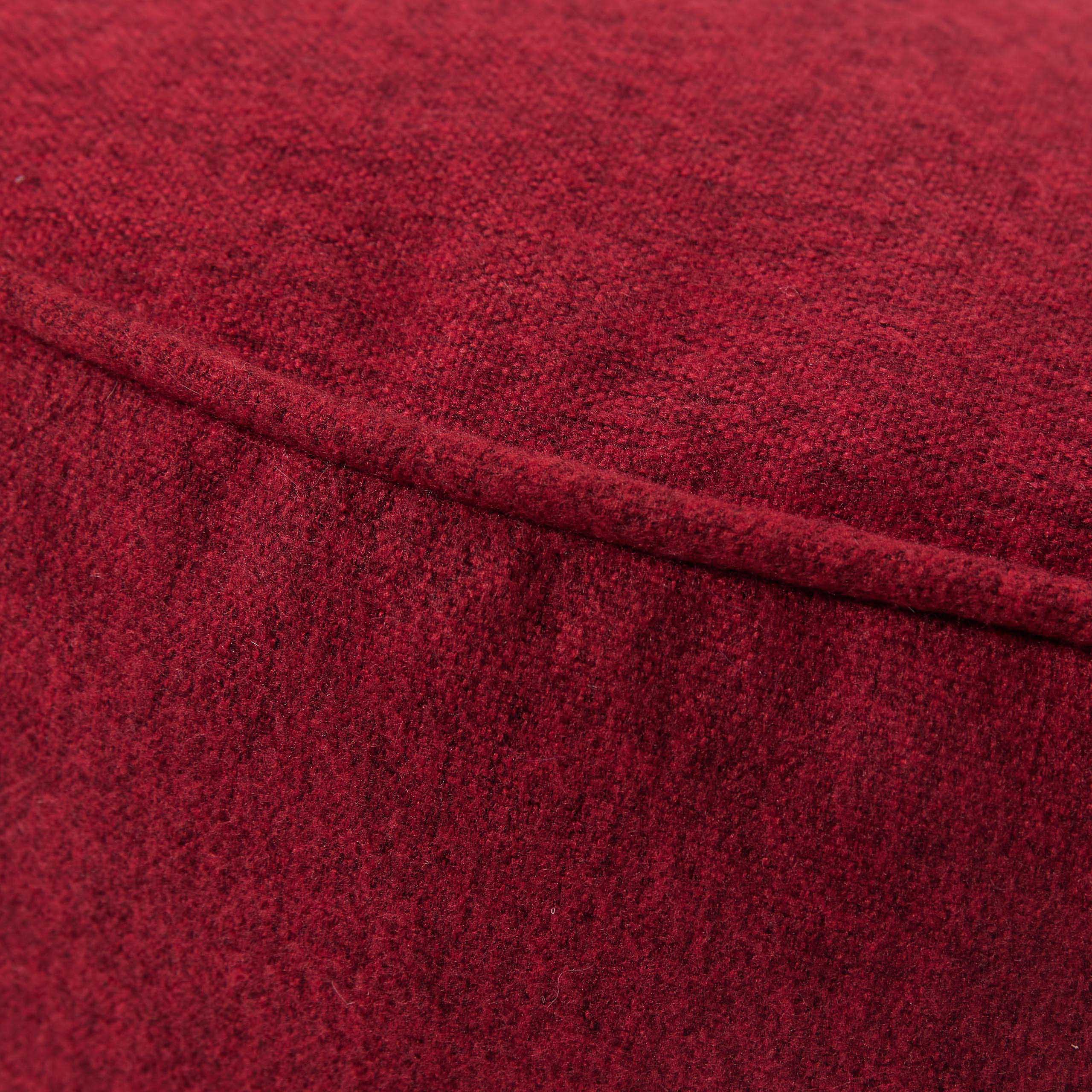 Detailansicht des Materials, Oberfläche und der Nähte des roten Comfort Line Sitzhockers/Pouf.